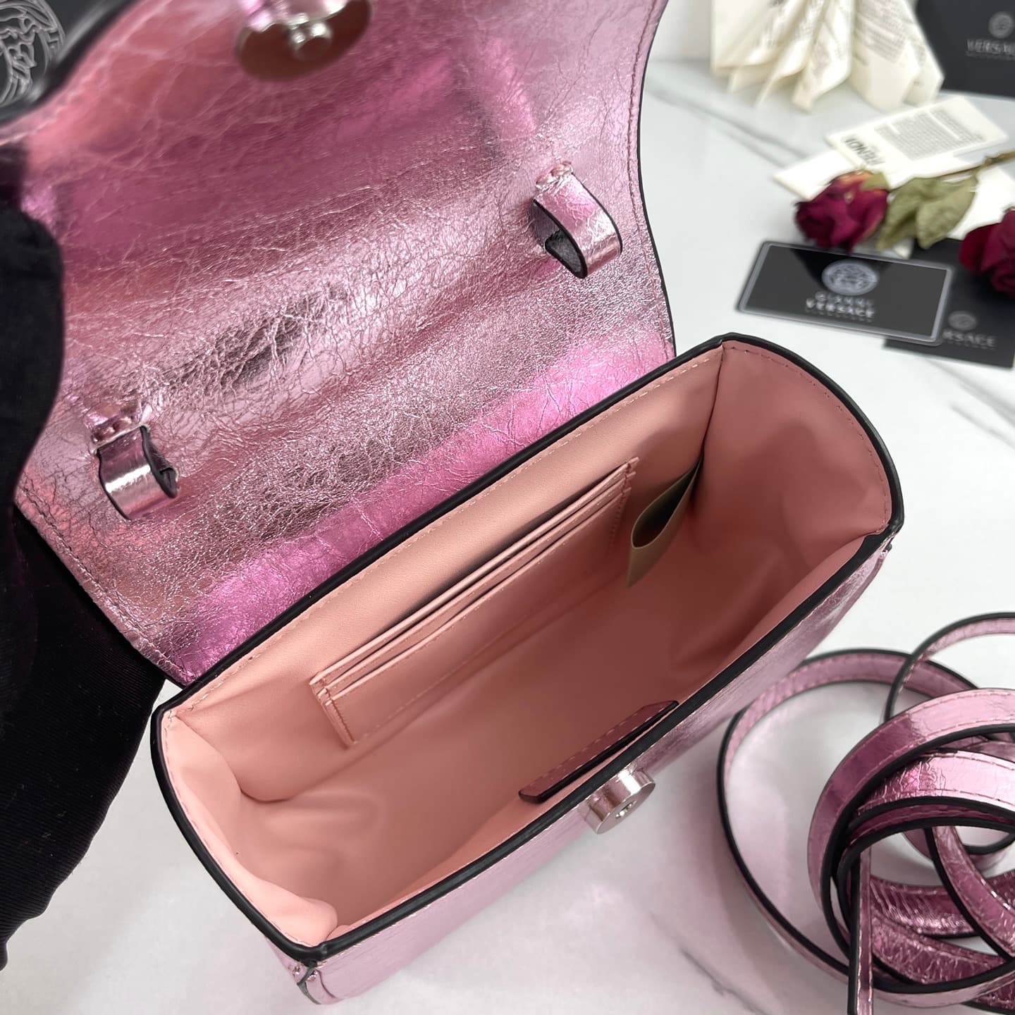 C2825 The new La Medusa mini bag, which has become extremely popular across the internet, is now available! It’s made from high-quality cowhide. The ton-sur-ton Medusa pattern in the center is highly recognizable. The handle at the top of the strap is det — image 6