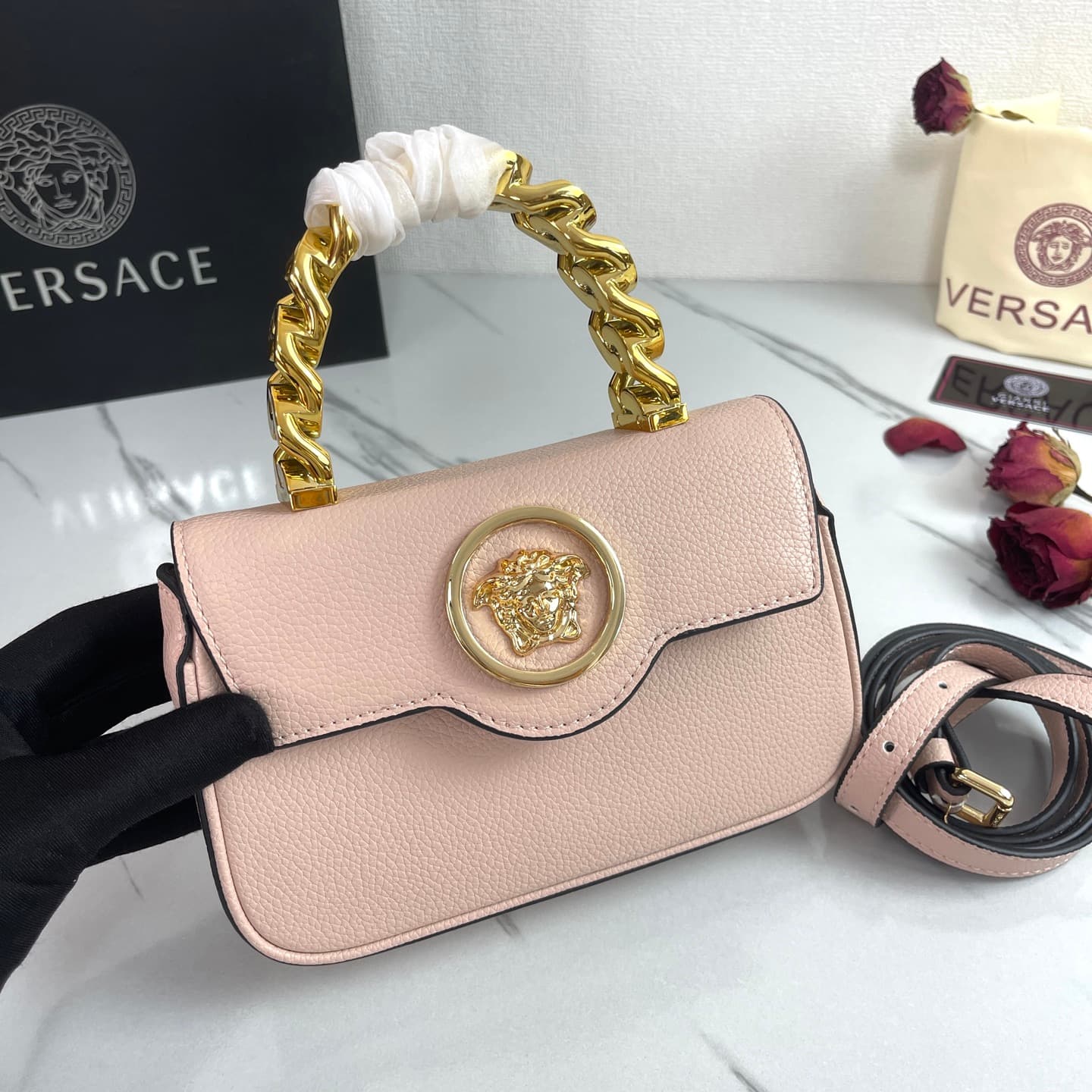 C2811 The new product is selling extremely well! The Versace handbag with shoulder strap features a Medusa head design, with the “ton-sur-ton” pattern in the center. The detachable and adjustable shoulder strap at the top of the chain provides additional  — image 4