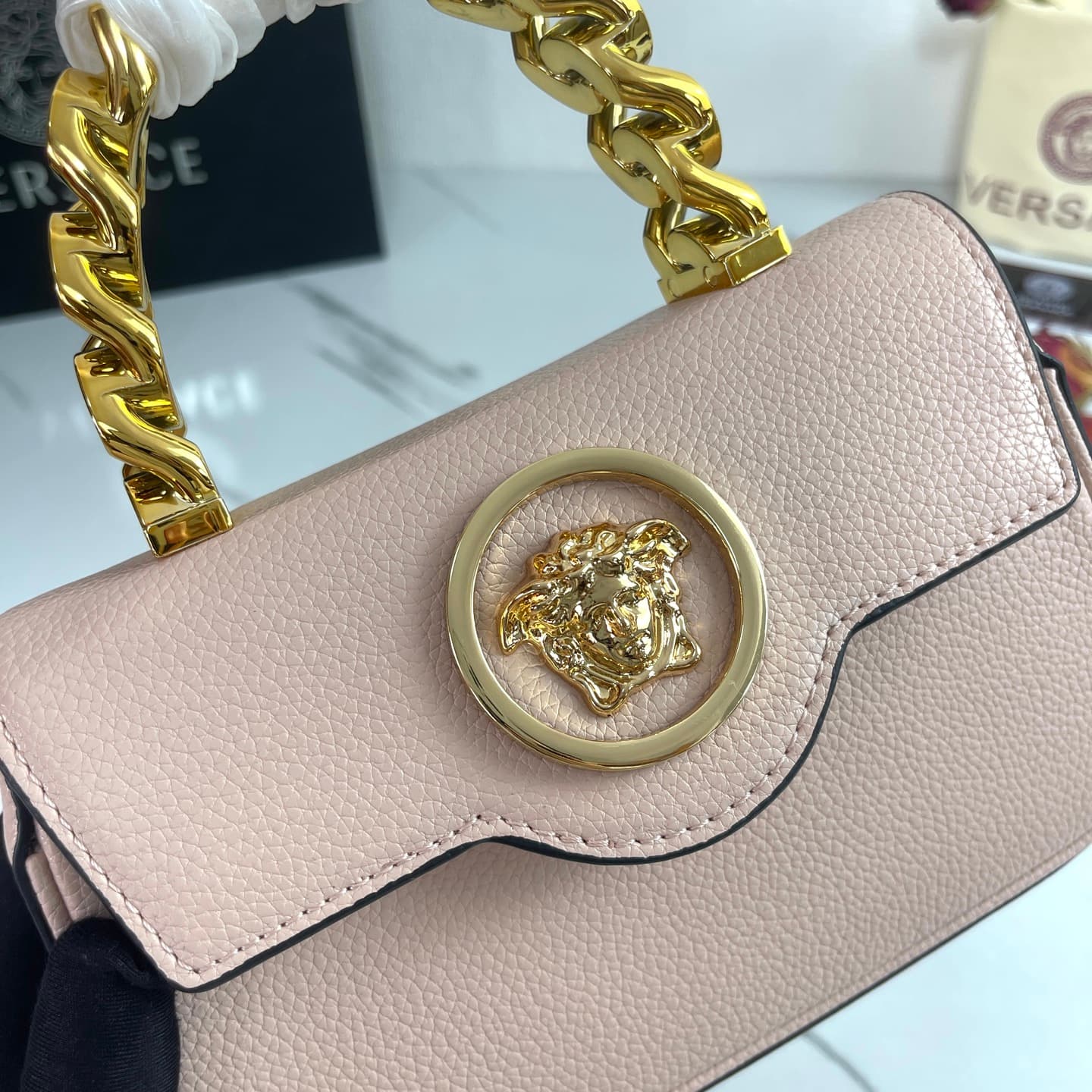 C2811 The new product is selling extremely well! The Versace handbag with shoulder strap features a Medusa head design, with the “ton-sur-ton” pattern in the center. The detachable and adjustable shoulder strap at the top of the chain provides additional  — image 7