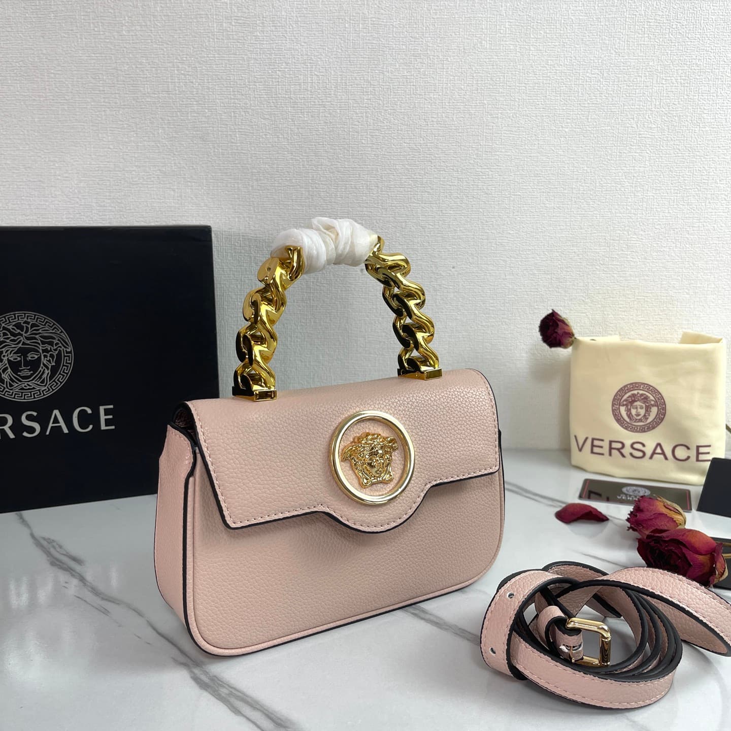 C2811 The new product is selling extremely well! The Versace handbag with shoulder strap features a Medusa head design, with the “ton-sur-ton” pattern in the center. The detachable and adjustable shoulder strap at the top of the chain provides additional  — image 2