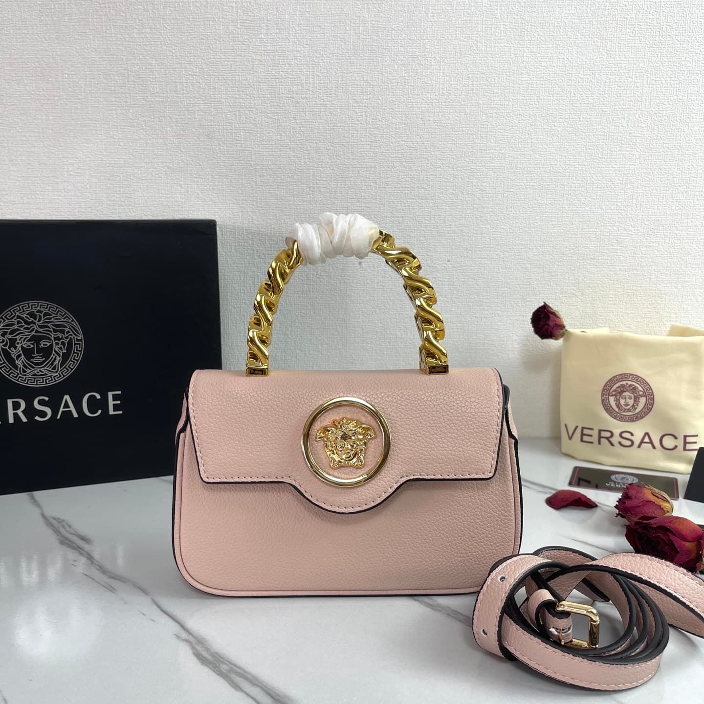 C2811 The new product is selling extremely well! The Versace handbag with shoulder strap features a Medusa head design, with the “ton-sur-ton” pattern in the center. The detachable and adjustable shoulder strap at the top of the chain provides additional  — image 1
