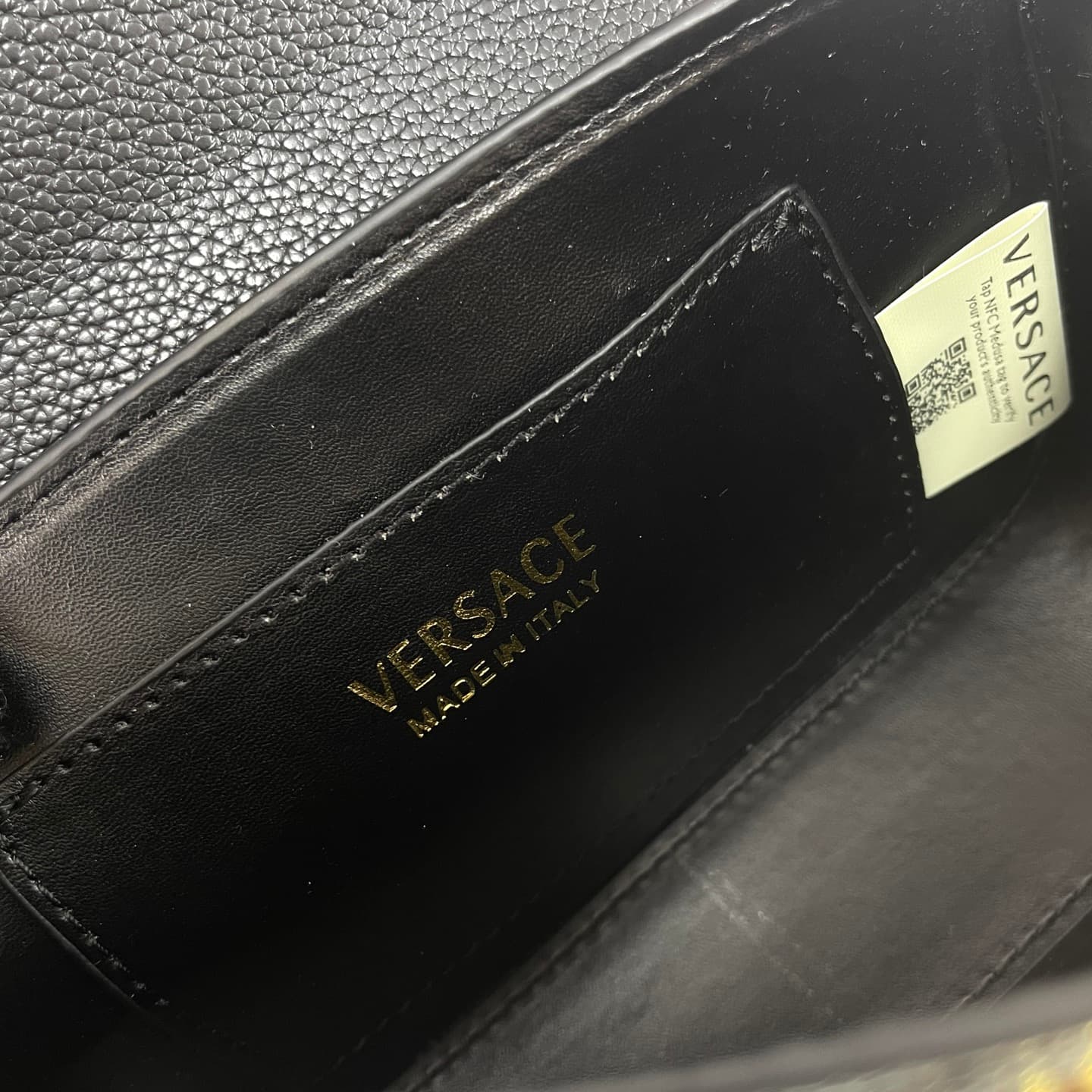 C2808 The new product is selling extremely well! The Versace handbag with shoulder strap features a Medusa head design with “ton-sur-ton” patterns in the center. The detachable and adjustable shoulder strap at the top of the chain provides additional opti — image 8