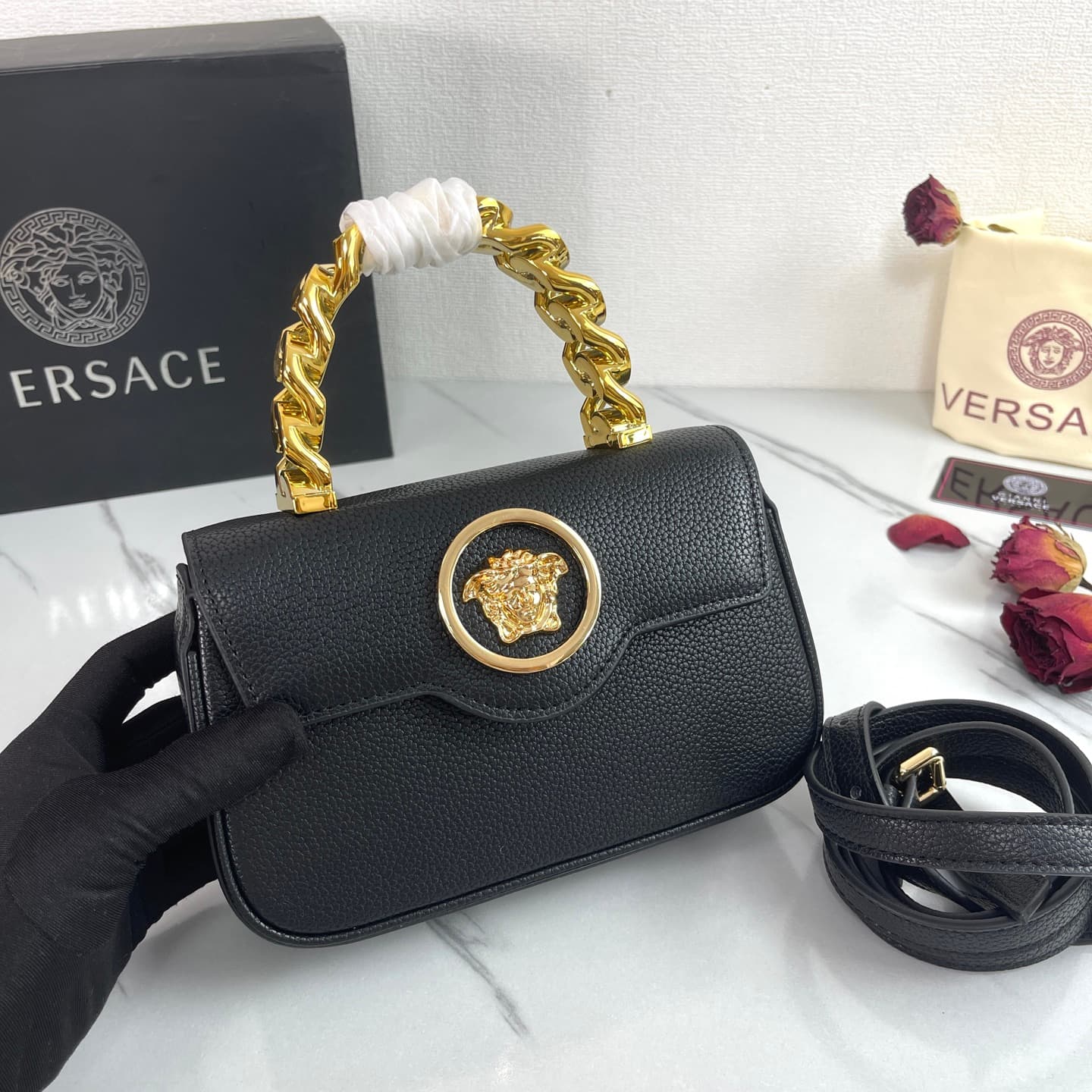 C2808 The new product is selling extremely well! The Versace handbag with shoulder strap features a Medusa head design with “ton-sur-ton” patterns in the center. The detachable and adjustable shoulder strap at the top of the chain provides additional opti — image 4