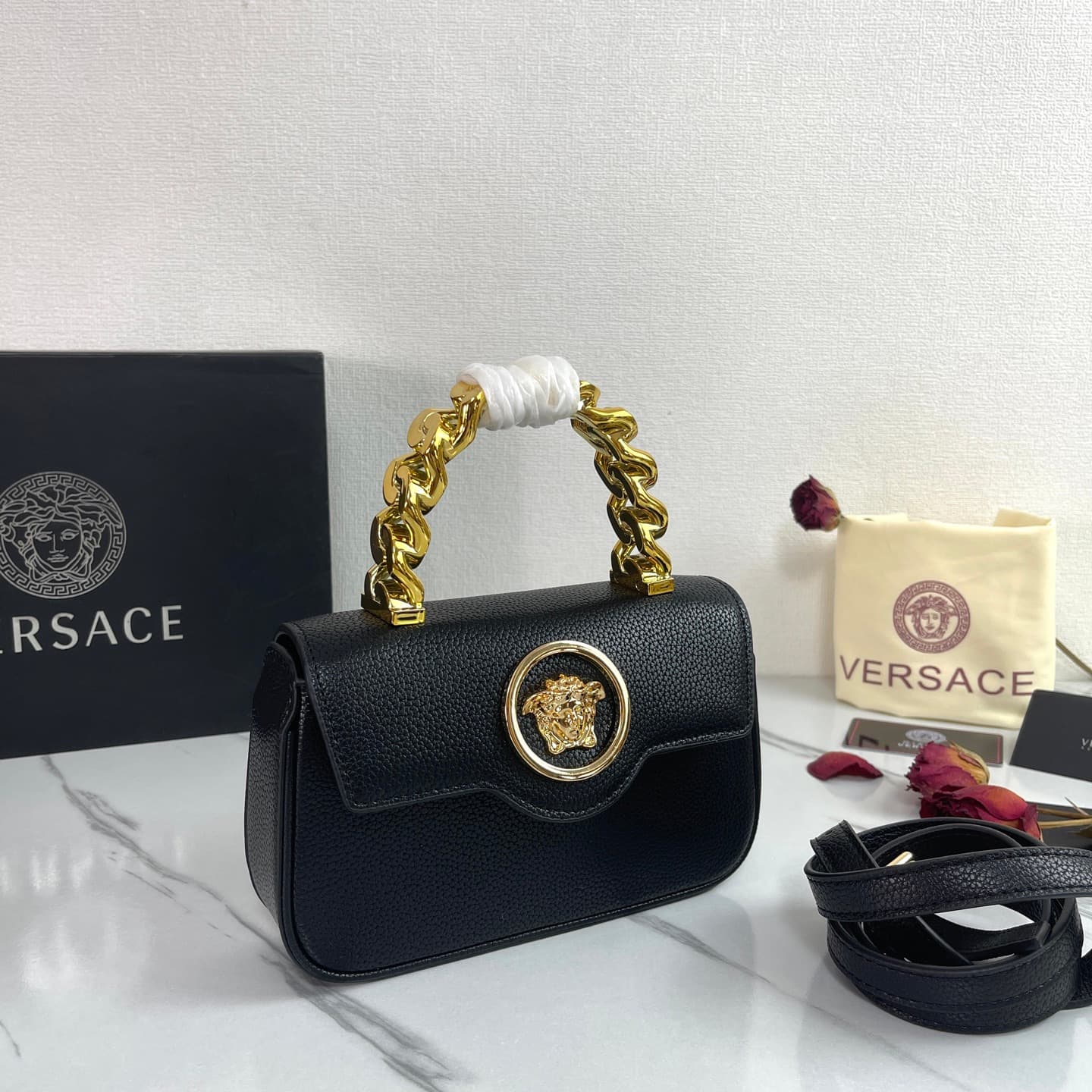 C2808 The new product is selling extremely well! The Versace handbag with shoulder strap features a Medusa head design with “ton-sur-ton” patterns in the center. The detachable and adjustable shoulder strap at the top of the chain provides additional opti — image 2