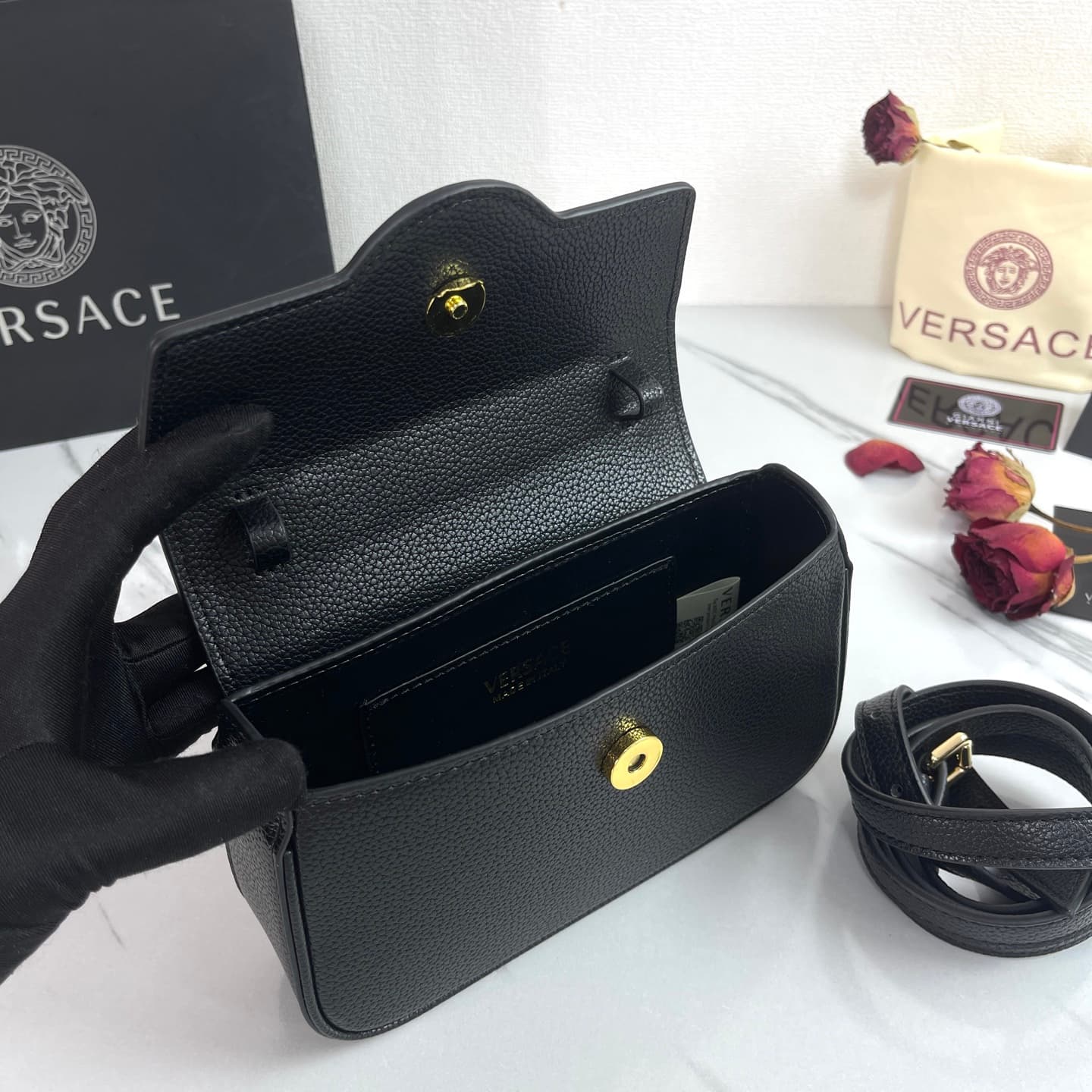 C2808 The new product is selling extremely well! The Versace handbag with shoulder strap features a Medusa head design with “ton-sur-ton” patterns in the center. The detachable and adjustable shoulder strap at the top of the chain provides additional opti — image 7