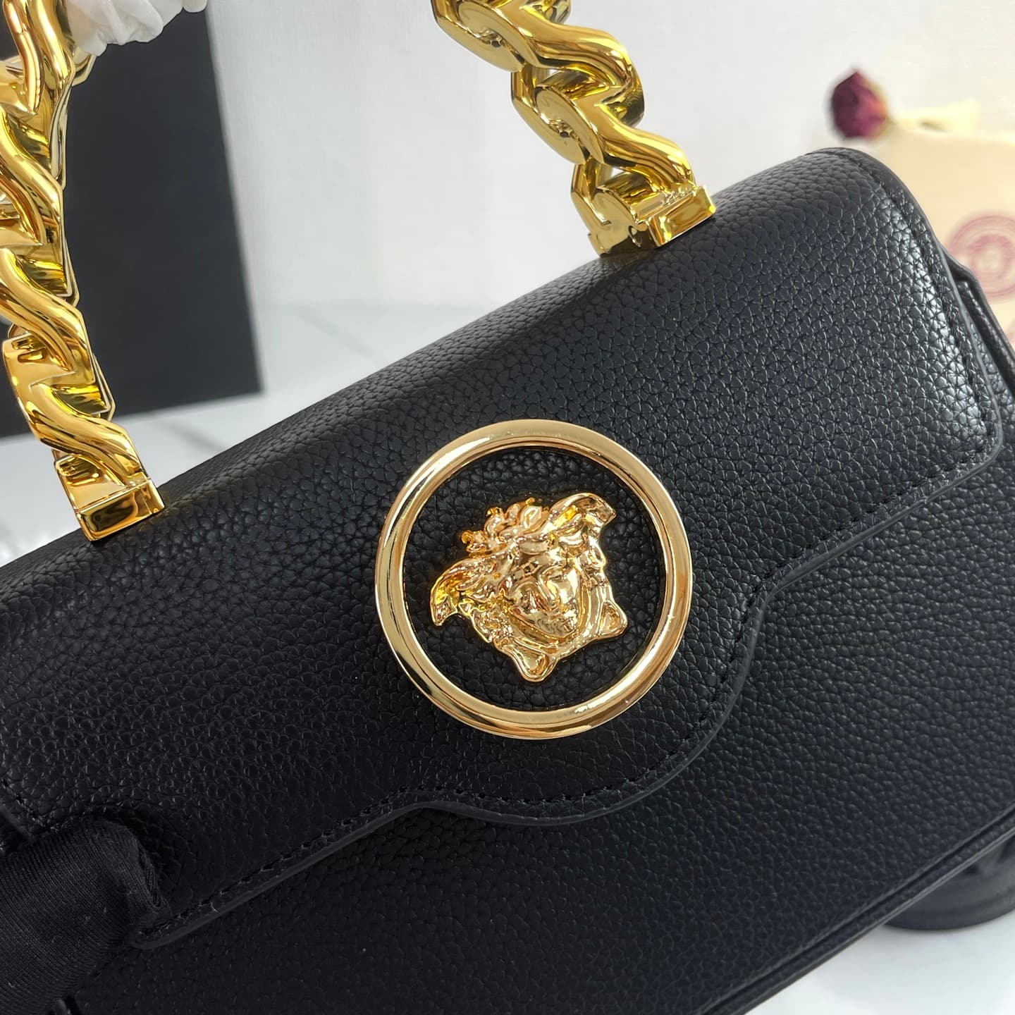 C2808 The new product is selling extremely well! The Versace handbag with shoulder strap features a Medusa head design with “ton-sur-ton” patterns in the center. The detachable and adjustable shoulder strap at the top of the chain provides additional opti — image 6