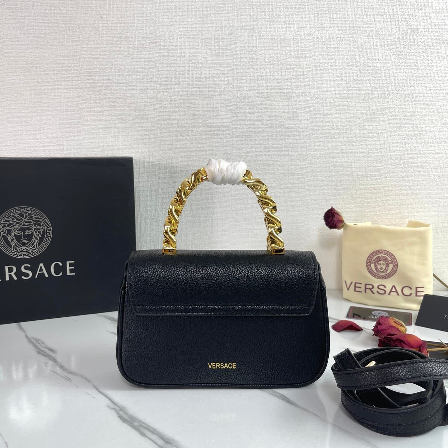 C2808 The new product is selling extremely well! The Versace handbag with shoulder strap features a Medusa head design with “ton-sur-ton” patterns in the center. The detachable and adjustable shoulder strap at the top of the chain provides additional opti — image 3