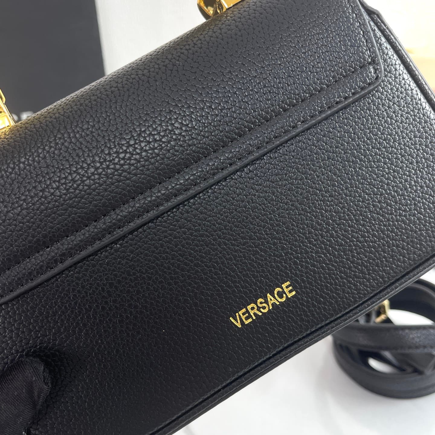 C2808 The new product is selling extremely well! The Versace handbag with shoulder strap features a Medusa head design with “ton-sur-ton” patterns in the center. The detachable and adjustable shoulder strap at the top of the chain provides additional opti — image 5