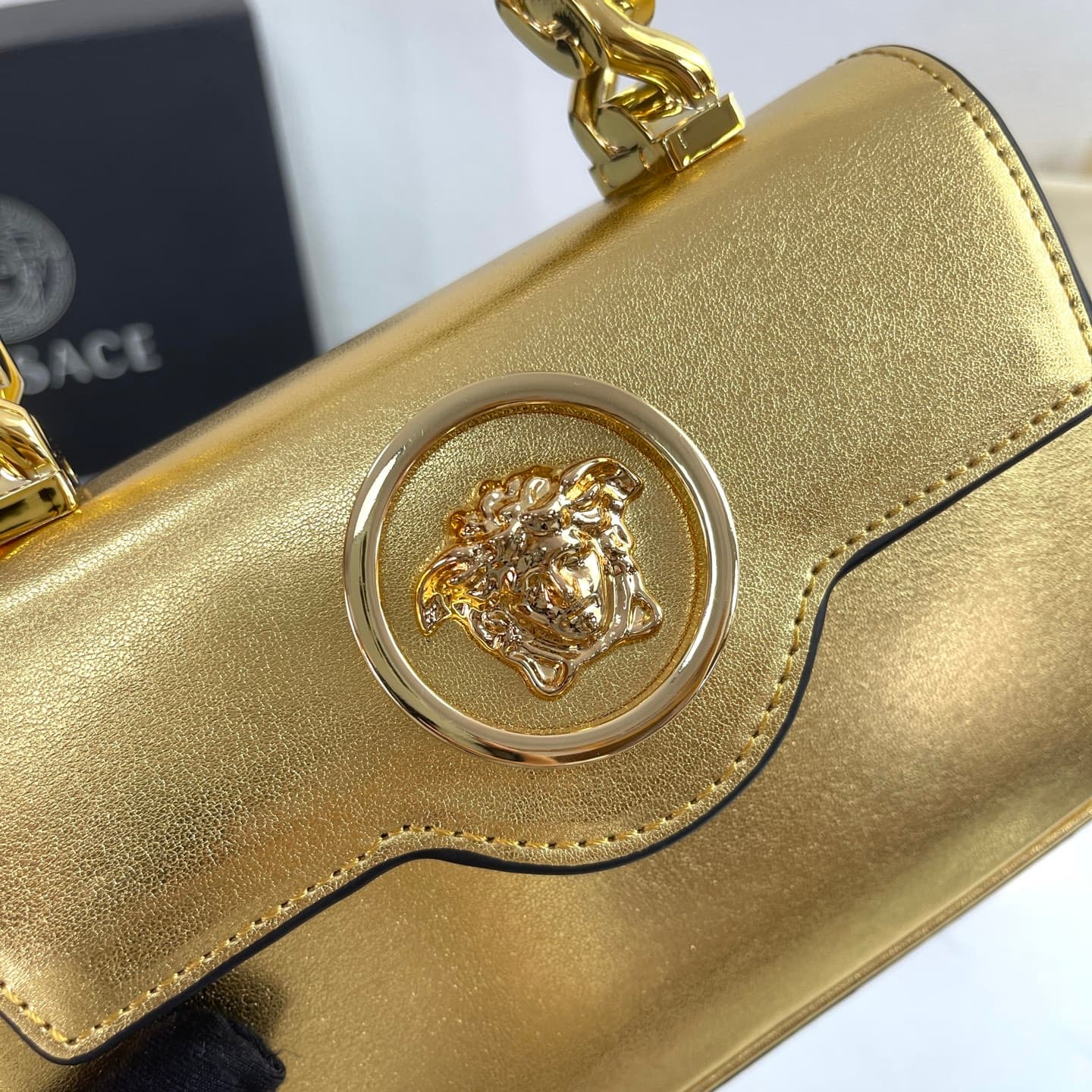C2810 The new product is selling extremely well! The Versace handbag with shoulder strap features a Medusa head design, with the “ton-sur-ton” pattern in the center. The detachable and adjustable handle at the top of the strap offers additional options fo — image 5
