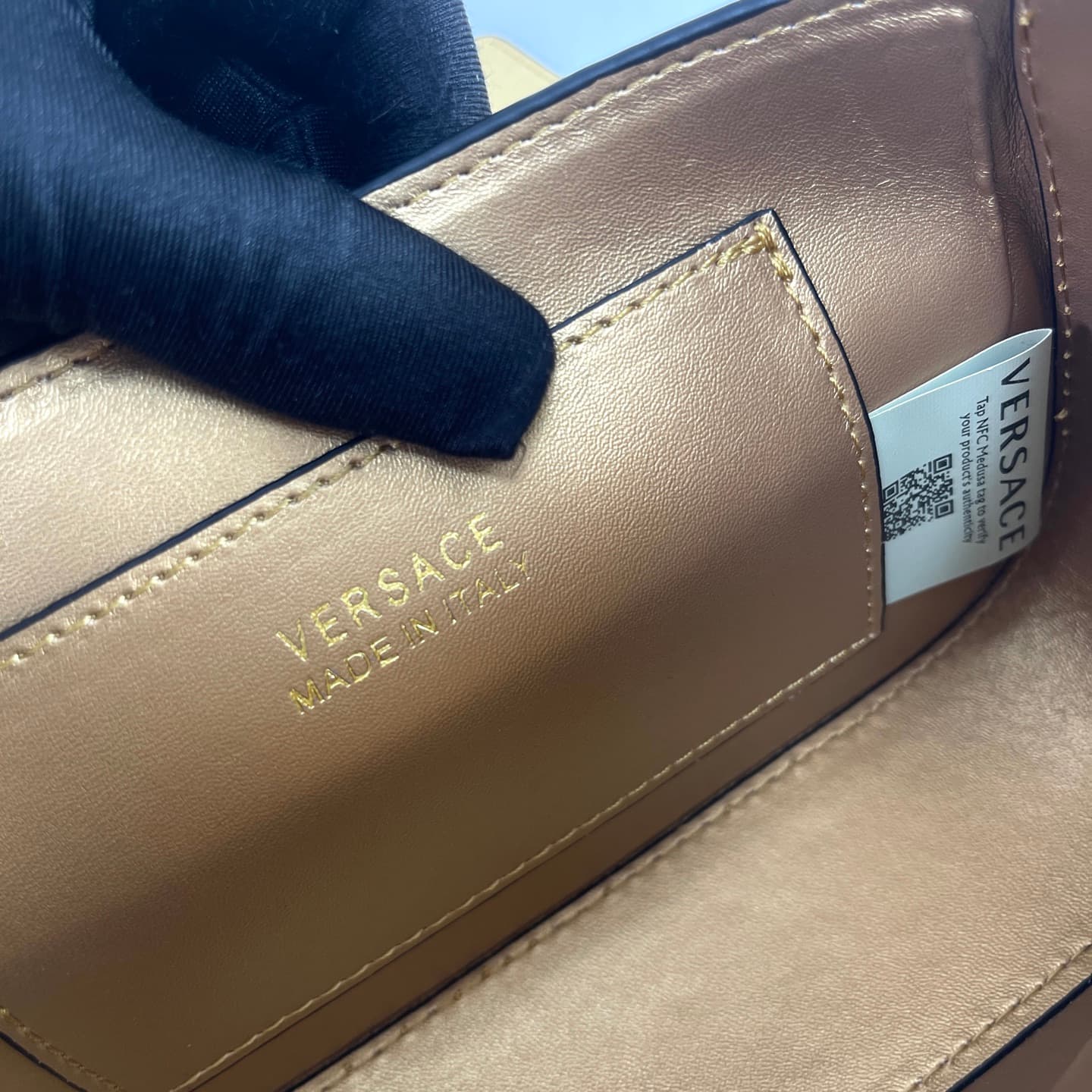 C2810 The new product is selling extremely well! The Versace handbag with shoulder strap features a Medusa head design, with the “ton-sur-ton” pattern in the center. The detachable and adjustable handle at the top of the strap offers additional options fo — image 7