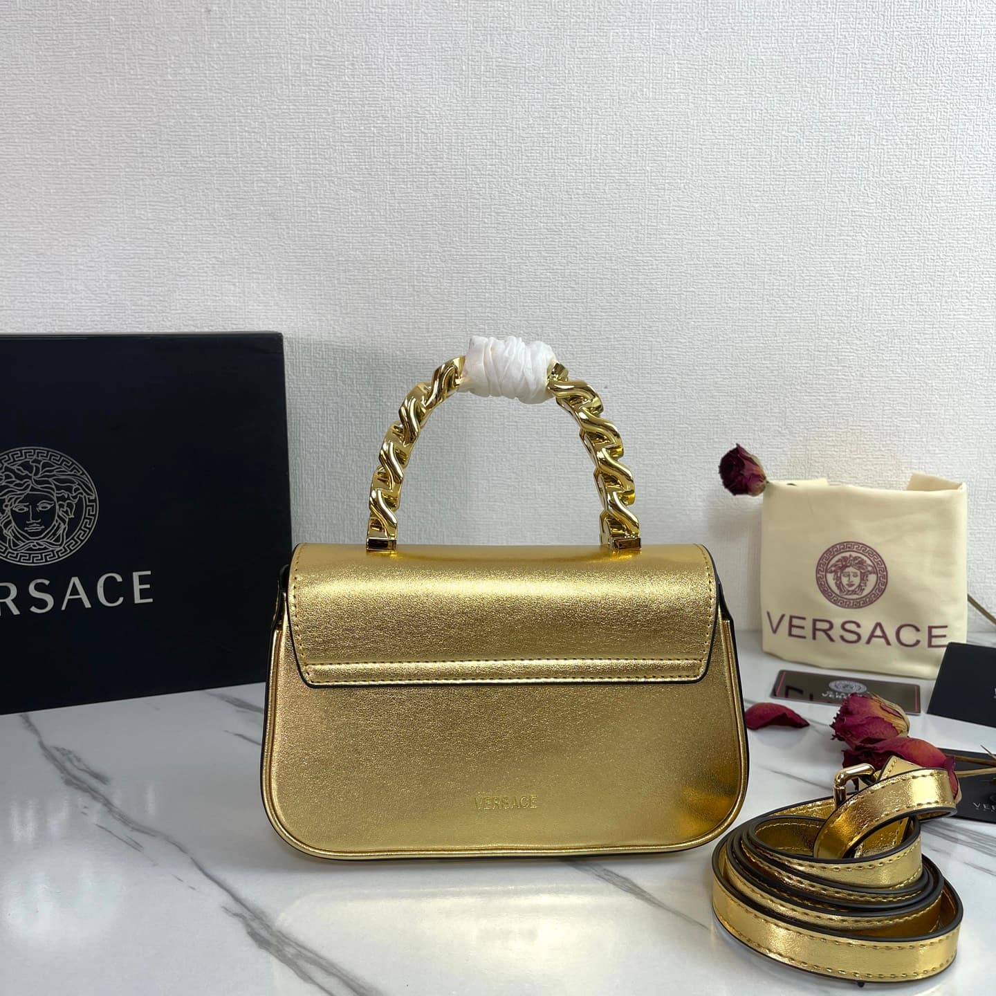 C2810 The new product is selling extremely well! The Versace handbag with shoulder strap features a Medusa head design, with the “ton-sur-ton” pattern in the center. The detachable and adjustable handle at the top of the strap offers additional options fo — image 3
