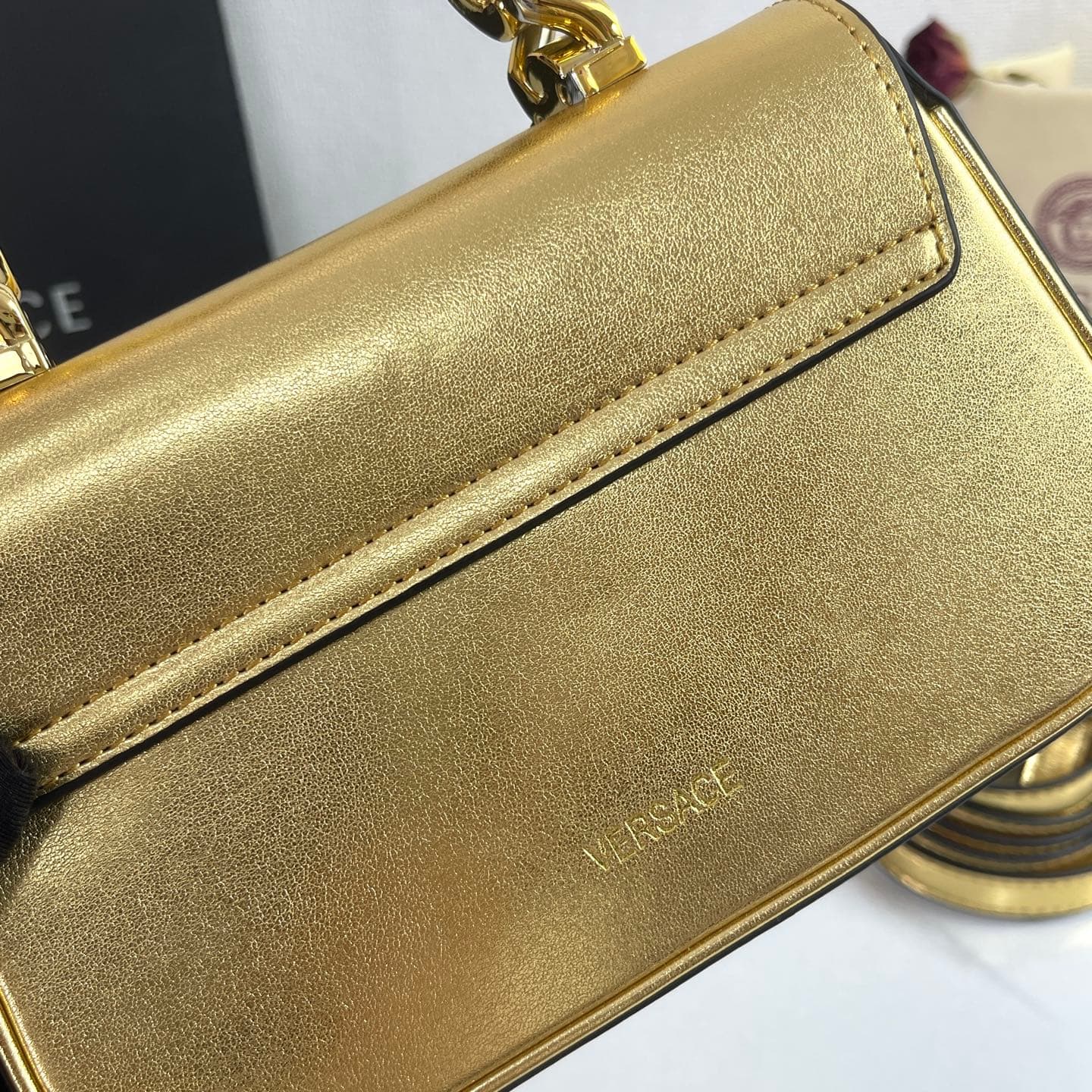 C2810 The new product is selling extremely well! The Versace handbag with shoulder strap features a Medusa head design, with the “ton-sur-ton” pattern in the center. The detachable and adjustable handle at the top of the strap offers additional options fo — image 6