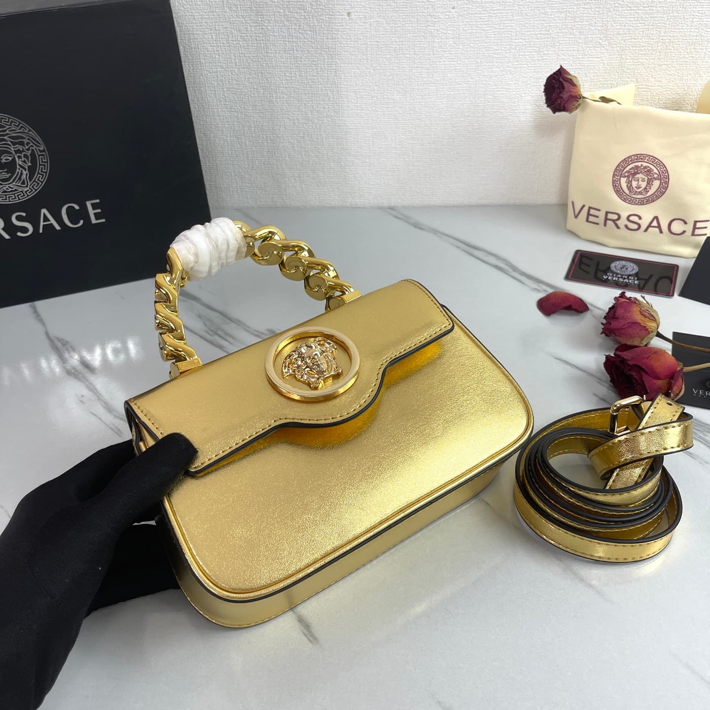 C2810 The new product is selling extremely well! The Versace handbag with shoulder strap features a Medusa head design, with the “ton-sur-ton” pattern in the center. The detachable and adjustable handle at the top of the strap offers additional options fo — image 4