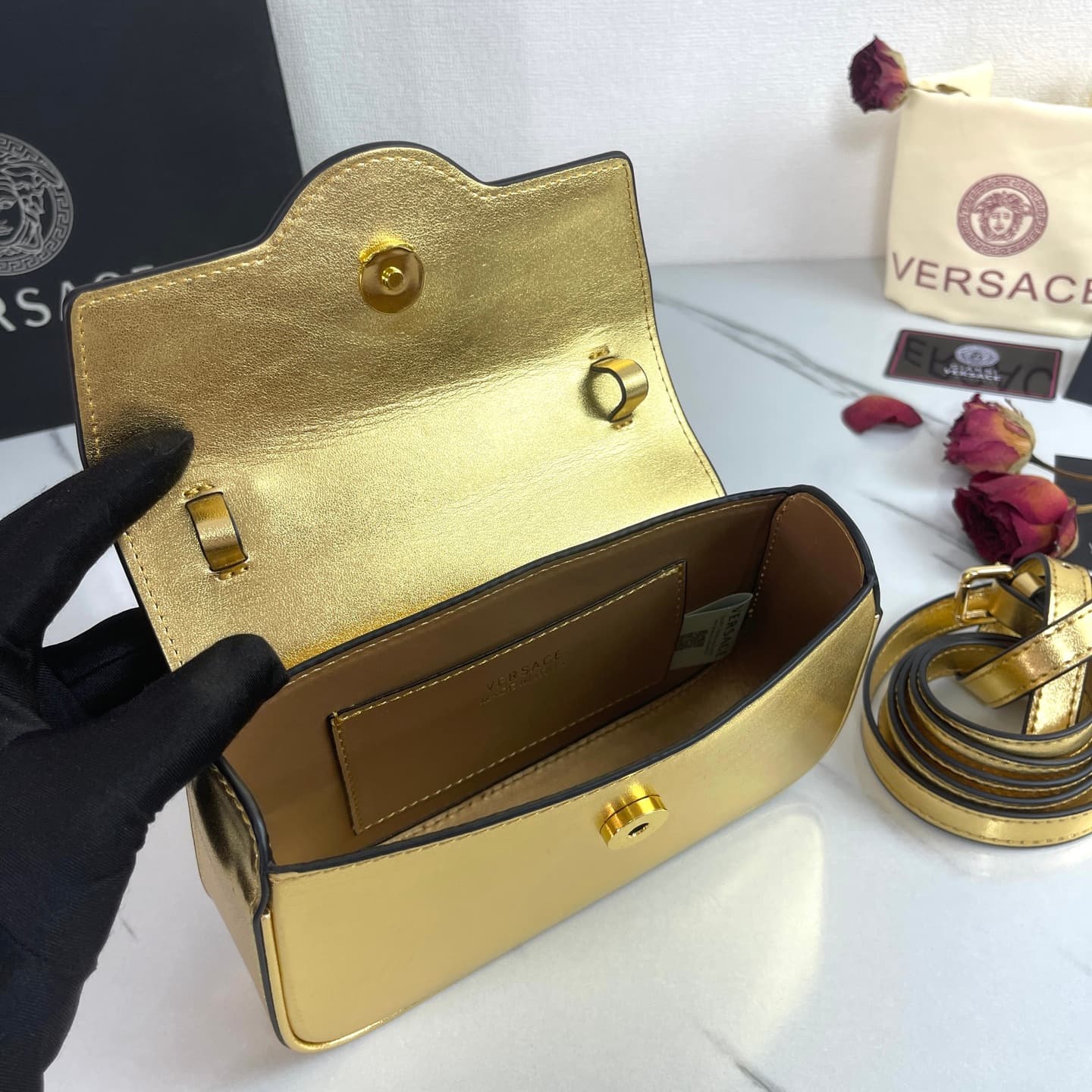 C2810 The new product is selling extremely well! The Versace handbag with shoulder strap features a Medusa head design, with the “ton-sur-ton” pattern in the center. The detachable and adjustable handle at the top of the strap offers additional options fo — image 8
