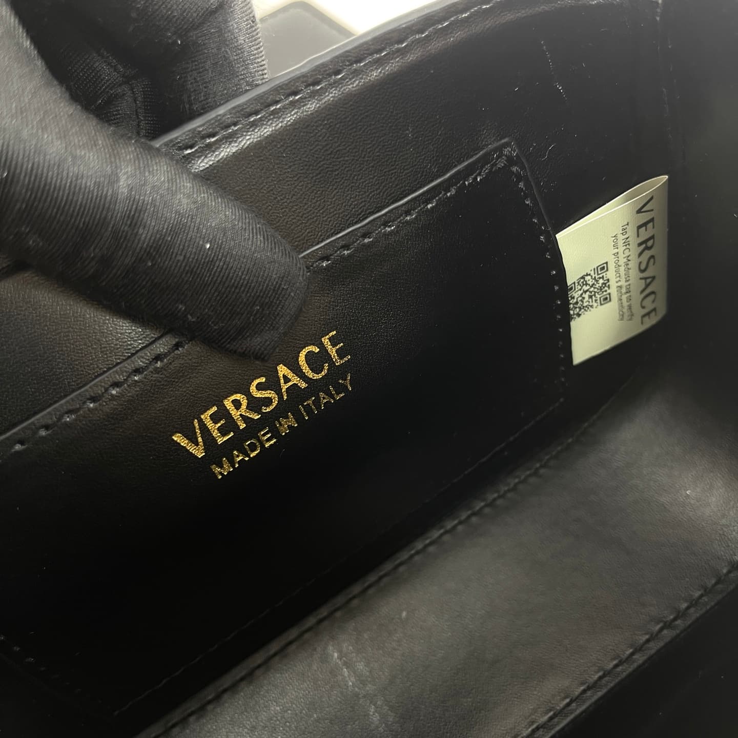 C2809 The new product is selling extremely well! The Versace handbag with shoulder strap features a Medusa head design, with the “ton-sur-ton” pattern in the center. The detachable and adjustable handle at the top of the strap offers additional options fo — image 8