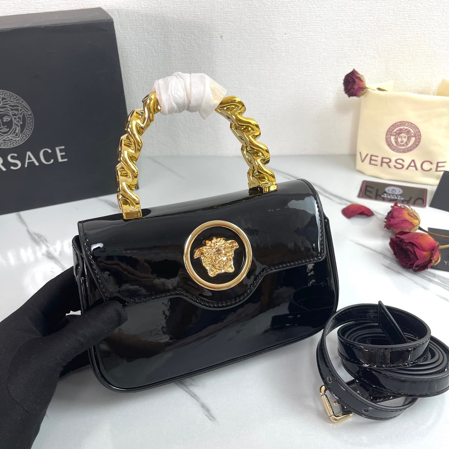 C2812 The new product is selling extremely well! The Versace handbag with shoulder strap features a Medusa head design, with the “ton-sur-ton” pattern in the center. The detachable and adjustable handle at the top of the chain provides additional options  — image 4