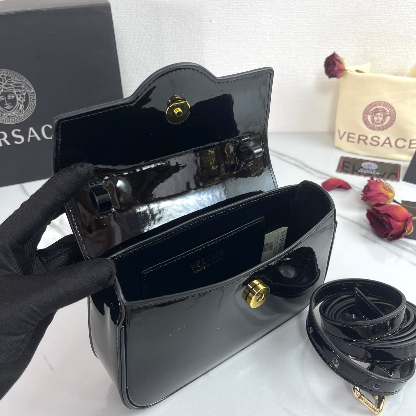 C2812 The new product is selling extremely well! The Versace handbag with shoulder strap features a Medusa head design, with the “ton-sur-ton” pattern in the center. The detachable and adjustable handle at the top of the chain provides additional options  — image 7