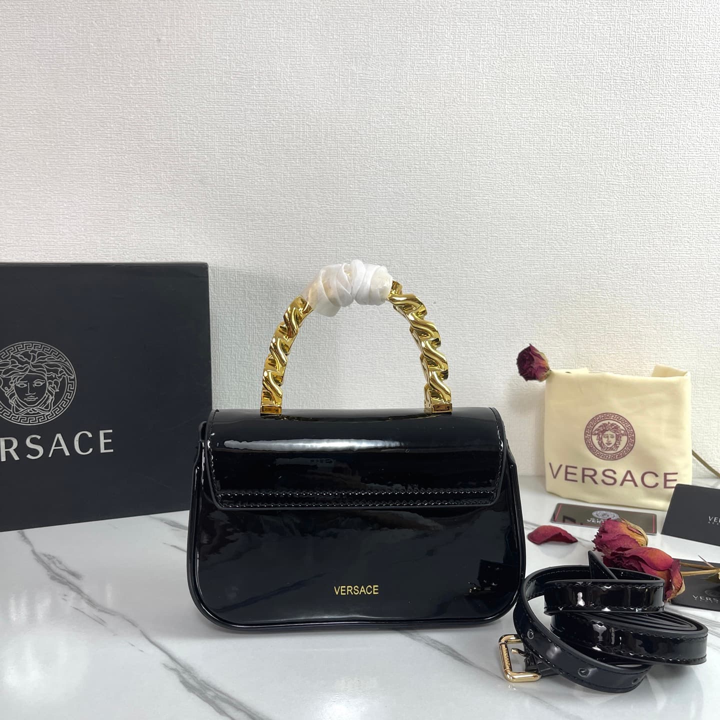 C2812 The new product is selling extremely well! The Versace handbag with shoulder strap features a Medusa head design, with the “ton-sur-ton” pattern in the center. The detachable and adjustable handle at the top of the chain provides additional options  — image 3