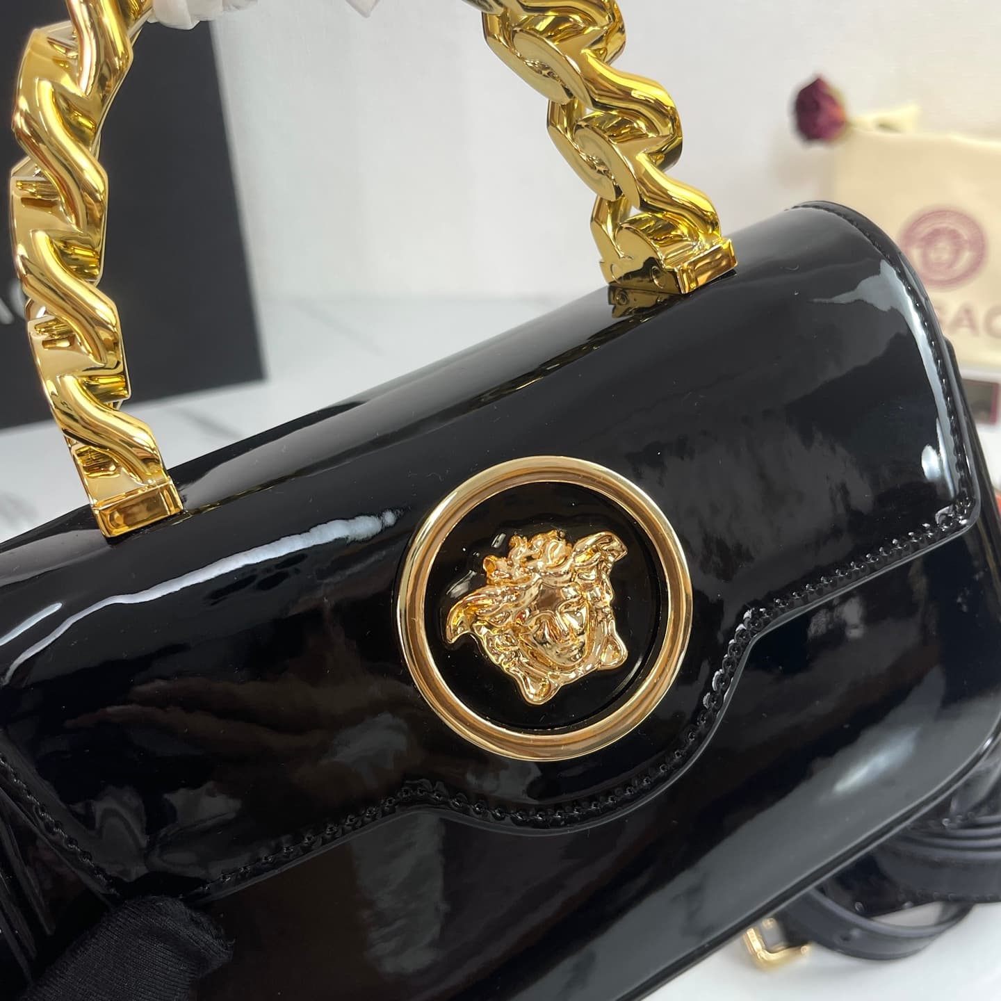 C2812 The new product is selling extremely well! The Versace handbag with shoulder strap features a Medusa head design, with the “ton-sur-ton” pattern in the center. The detachable and adjustable handle at the top of the chain provides additional options  — image 5