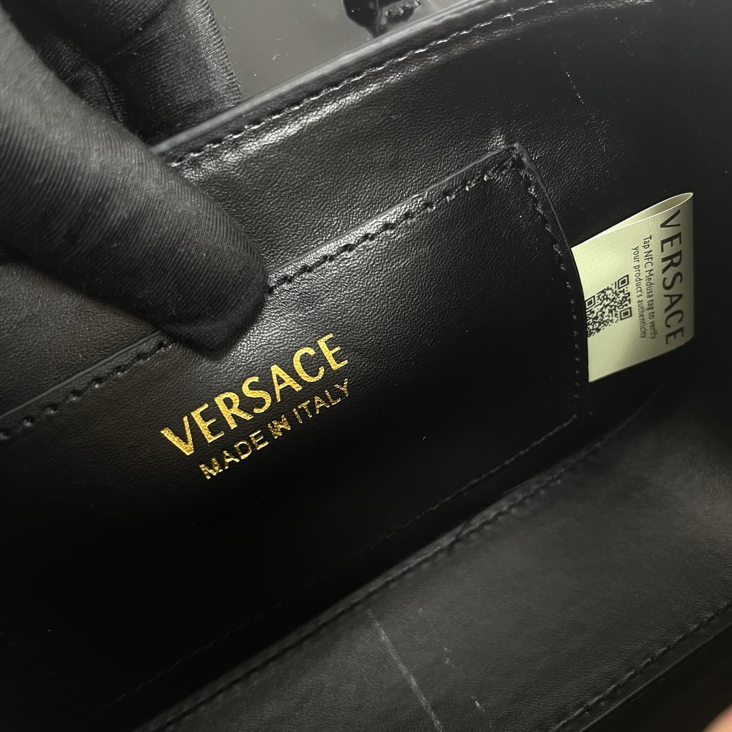 C2812 The new product is selling extremely well! The Versace handbag with shoulder strap features a Medusa head design, with the “ton-sur-ton” pattern in the center. The detachable and adjustable handle at the top of the chain provides additional options  — image 8