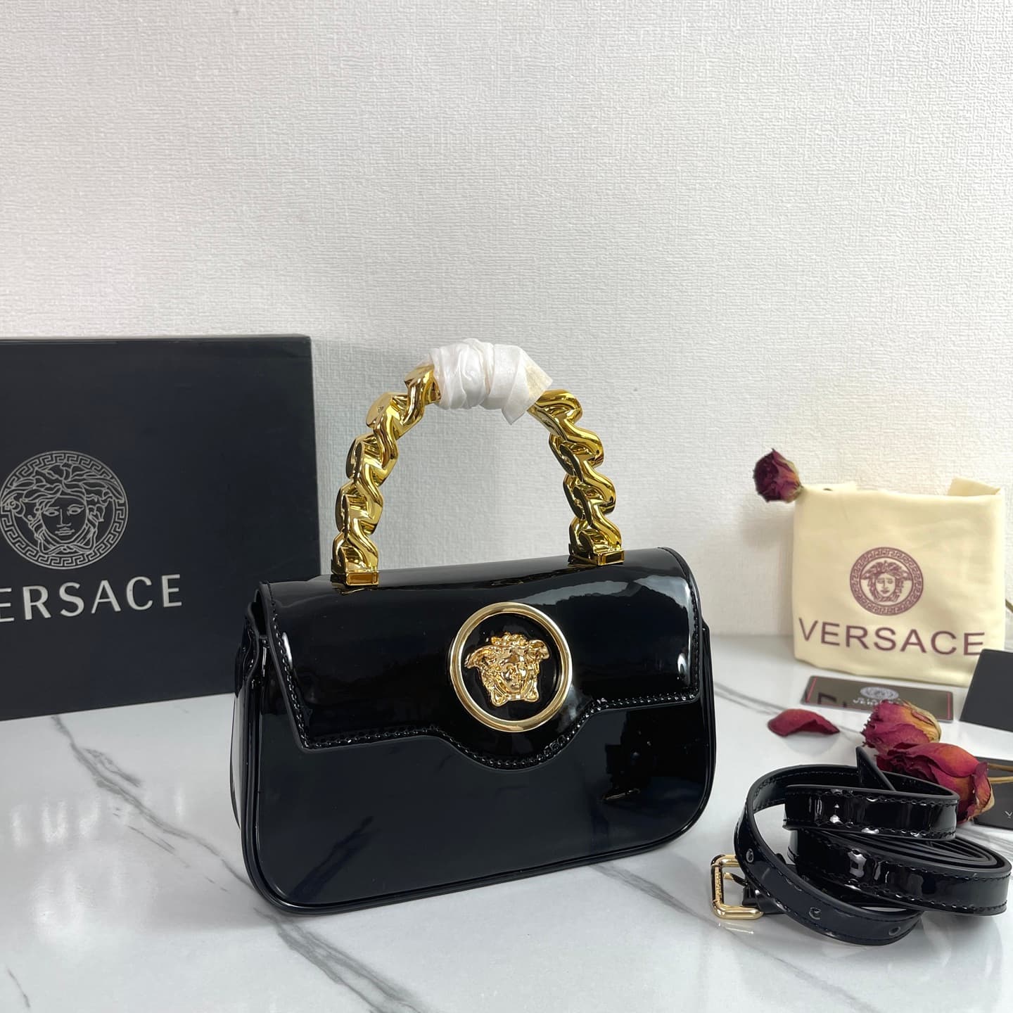 C2812 The new product is selling extremely well! The Versace handbag with shoulder strap features a Medusa head design, with the “ton-sur-ton” pattern in the center. The detachable and adjustable handle at the top of the chain provides additional options  — image 2