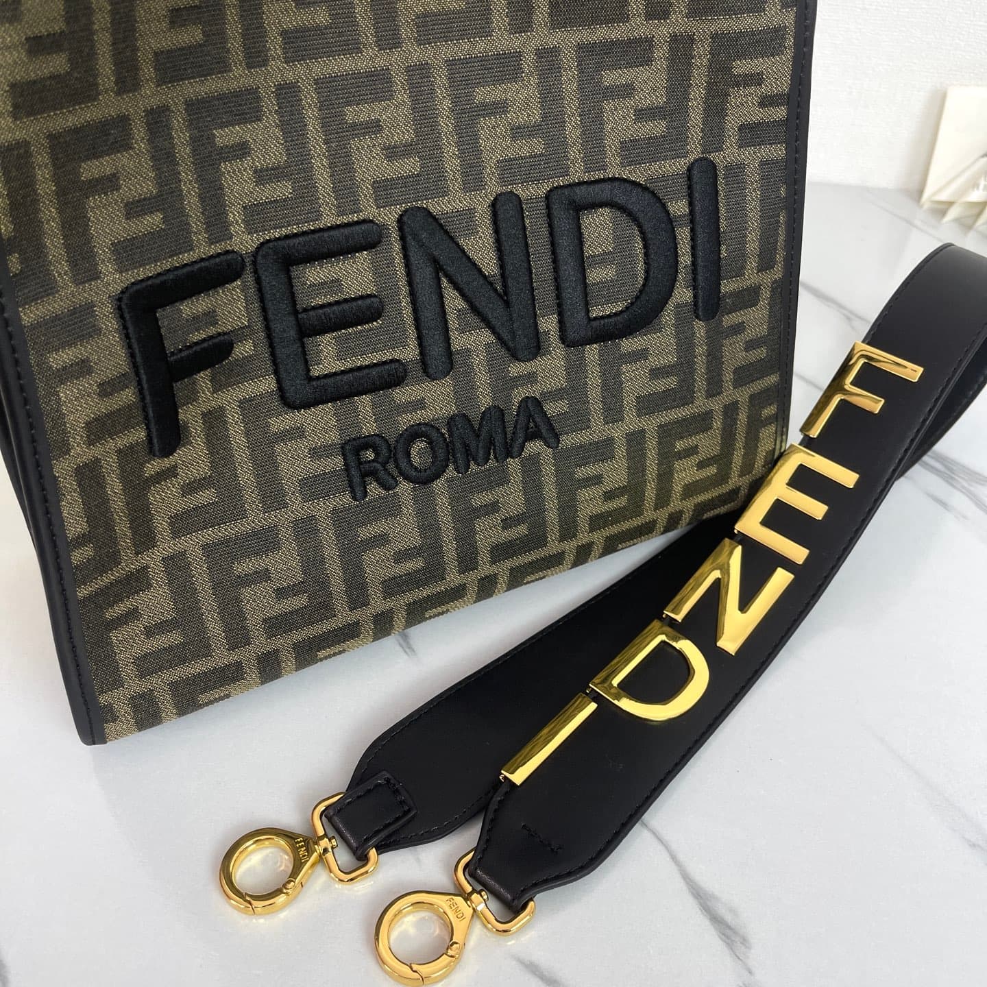 C2801 Fendi Perkaboo tote bags offer a vintage/retro style; their basic models can also be used as beach bags. They feature heavy-duty embossing techniques, giving them a vintage look while remaining durable. Made from high-quality leather material—unlike — image 7