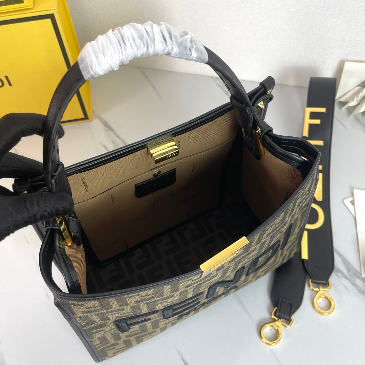 C2801 Fendi Perkaboo tote bags offer a vintage/retro style; their basic models can also be used as beach bags. They feature heavy-duty embossing techniques, giving them a vintage look while remaining durable. Made from high-quality leather material—unlike — image 5