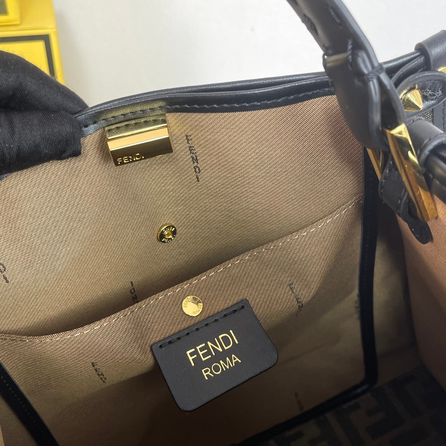 C2801 Fendi Perkaboo tote bags offer a vintage/retro style; their basic models can also be used as beach bags. They feature heavy-duty embossing techniques, giving them a vintage look while remaining durable. Made from high-quality leather material—unlike — image 6