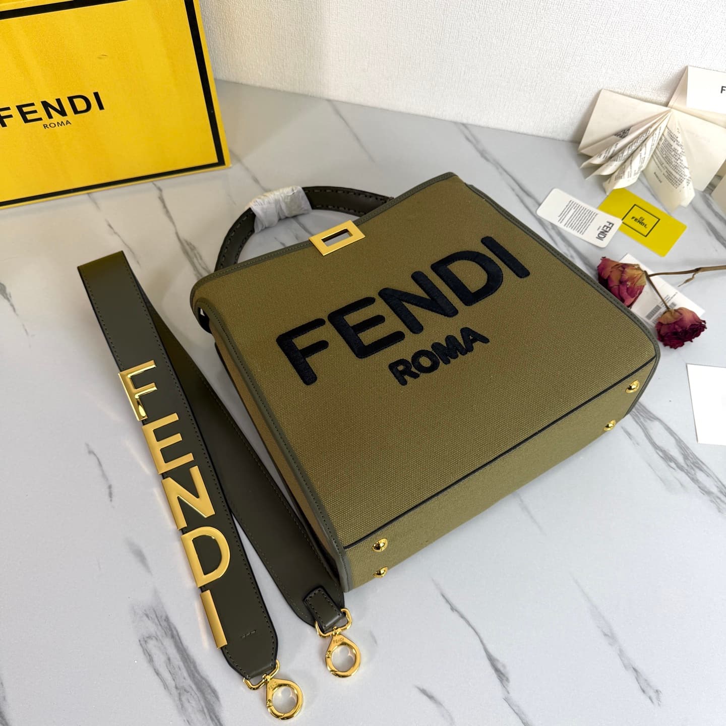 C2800 Fendi Perkaboo tote bags are basic models that can be used as beach bags. They feature heavy-duty embossing techniques, offering a vintage look while remaining durable. Made from high-quality leather material—different from previous models, and imme — image 4