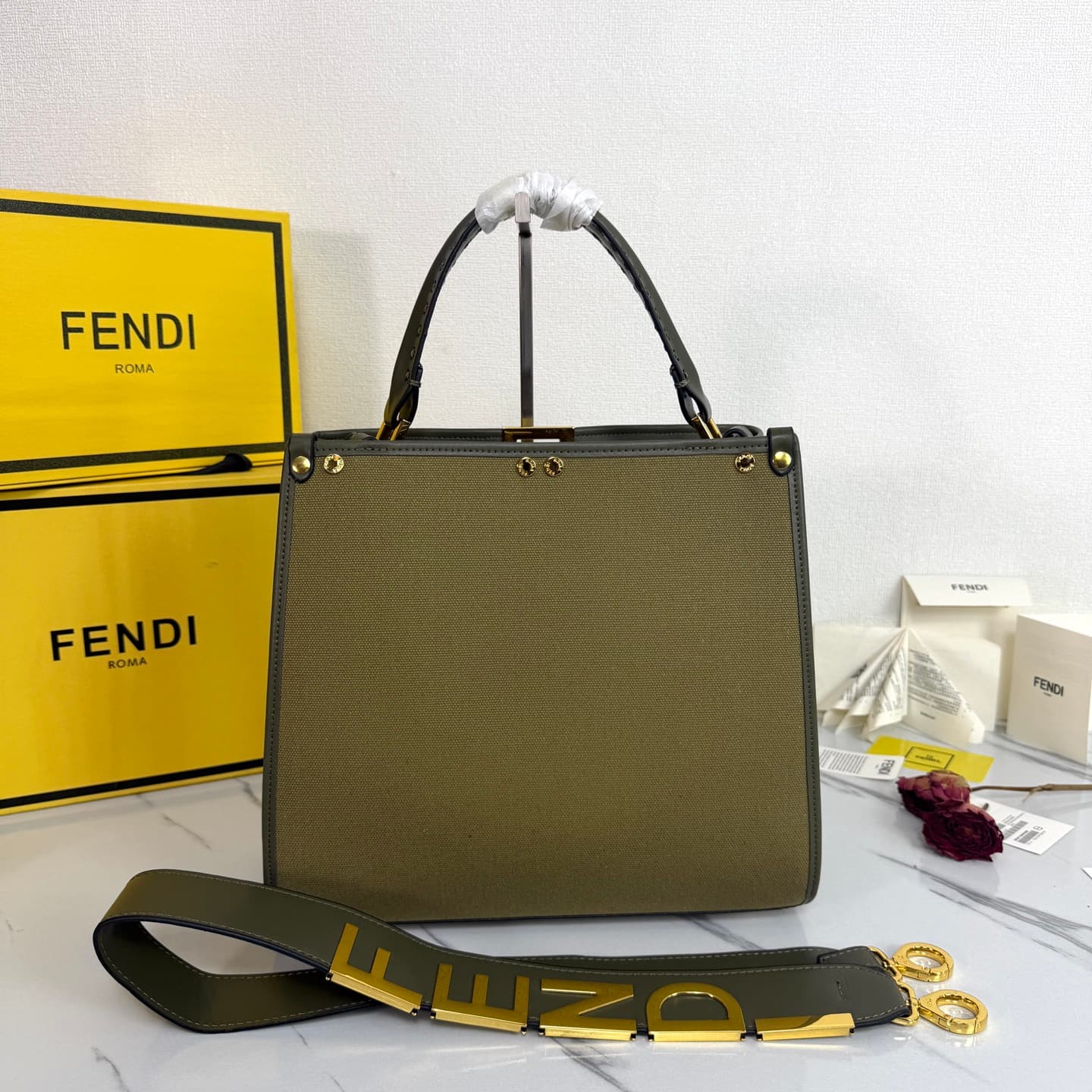 C2800 Fendi Perkaboo tote bags are basic models that can be used as beach bags. They feature heavy-duty embossing techniques, offering a vintage look while remaining durable. Made from high-quality leather material—different from previous models, and imme — image 3