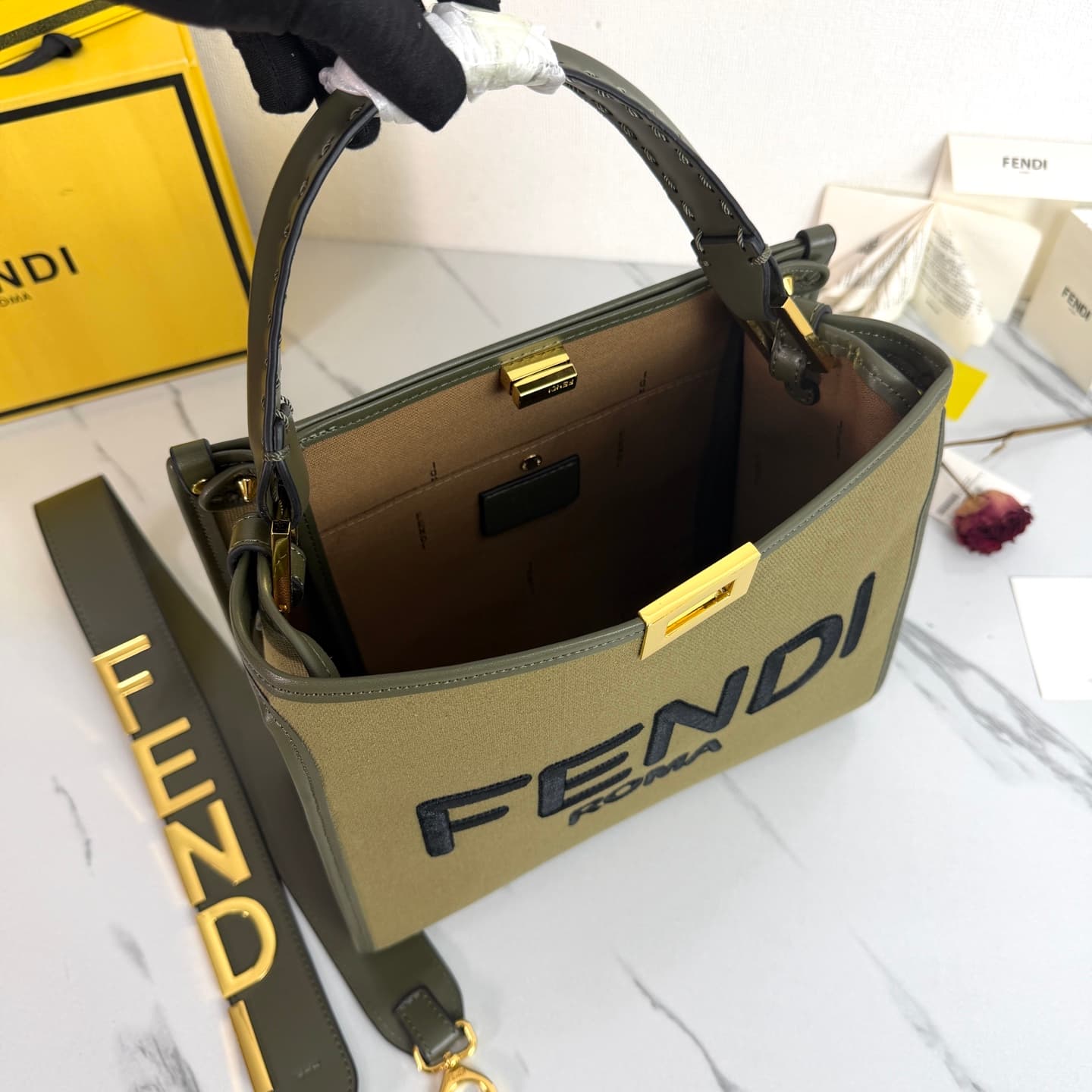 C2800 Fendi Perkaboo tote bags are basic models that can be used as beach bags. They feature heavy-duty embossing techniques, offering a vintage look while remaining durable. Made from high-quality leather material—different from previous models, and imme — image 5