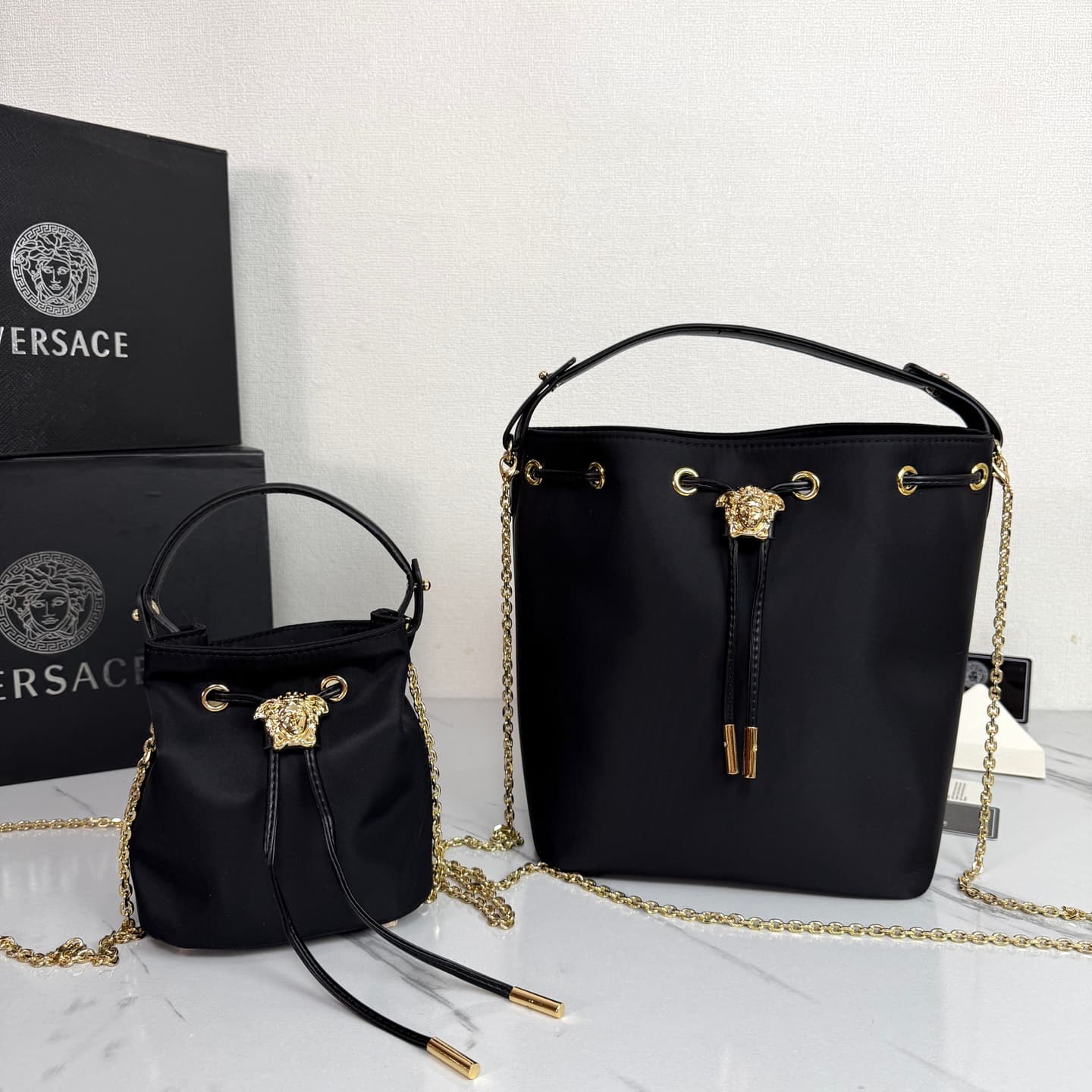 C8334 .2026 new model 🆕 available for sale. Versace mini women’s drawstring bucket bag, made of high-quality satin waterproof material. The large capacity is really impressive; it comes with long and short shoulder straps. — image 4