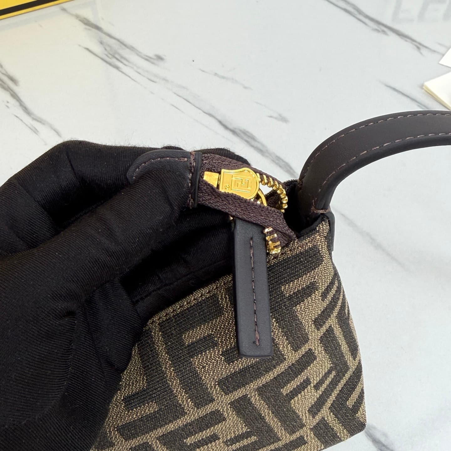 C2837 FENDI vintage/retro mini underarm bag, crafted from selected oil-wax wrinkled cowhide and classic FF print fabric, offering a fine texture and durability. — image 7