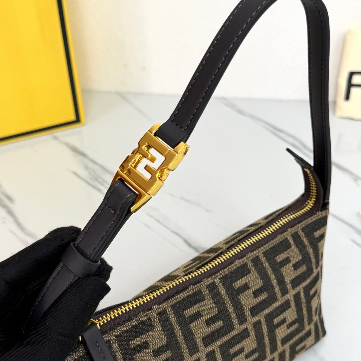 C2837 FENDI vintage/retro mini underarm bag, crafted from selected oil-wax wrinkled cowhide and classic FF print fabric, offering a fine texture and durability. — image 4