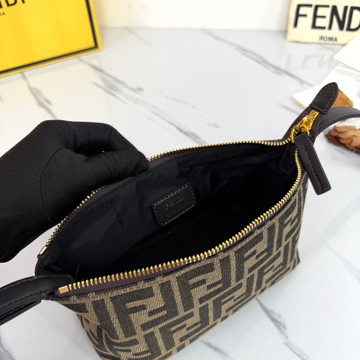 C2837 FENDI vintage/retro mini underarm bag, crafted from selected oil-wax wrinkled cowhide and classic FF print fabric, offering a fine texture and durability. — image 8