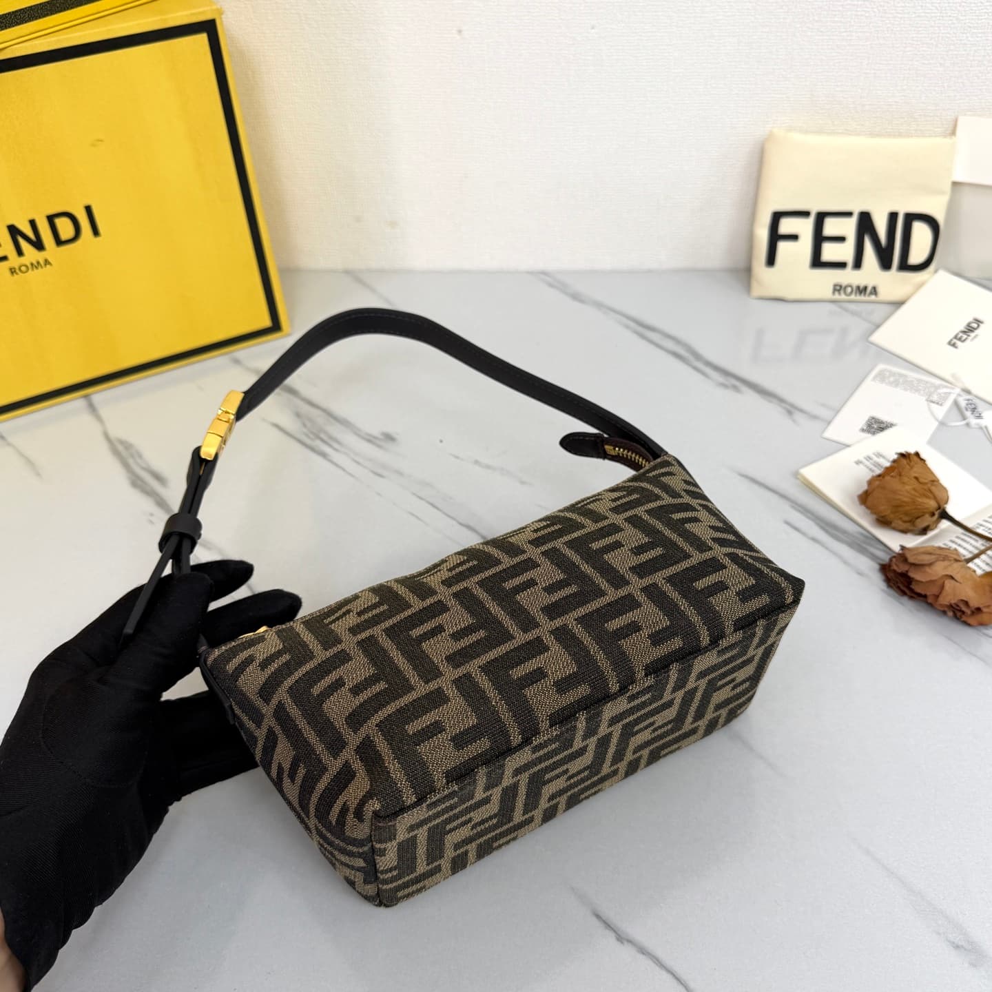 C2837 FENDI vintage/retro mini underarm bag, crafted from selected oil-wax wrinkled cowhide and classic FF print fabric, offering a fine texture and durability. — image 5