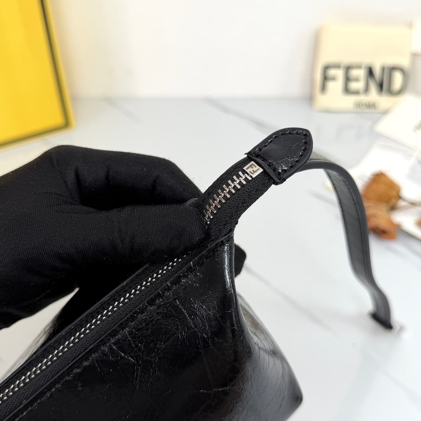 C2836 FENDI vintage/retro mini underarm bag, crafted from selected oil-waxed wrinkled cowhide and classic FF print fabric, offering a delicate and durable texture. — image 5