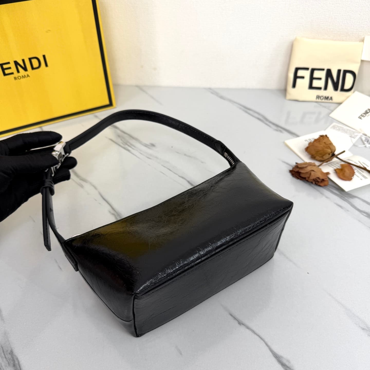 C2836 FENDI vintage/retro mini underarm bag, crafted from selected oil-waxed wrinkled cowhide and classic FF print fabric, offering a delicate and durable texture. — image 7