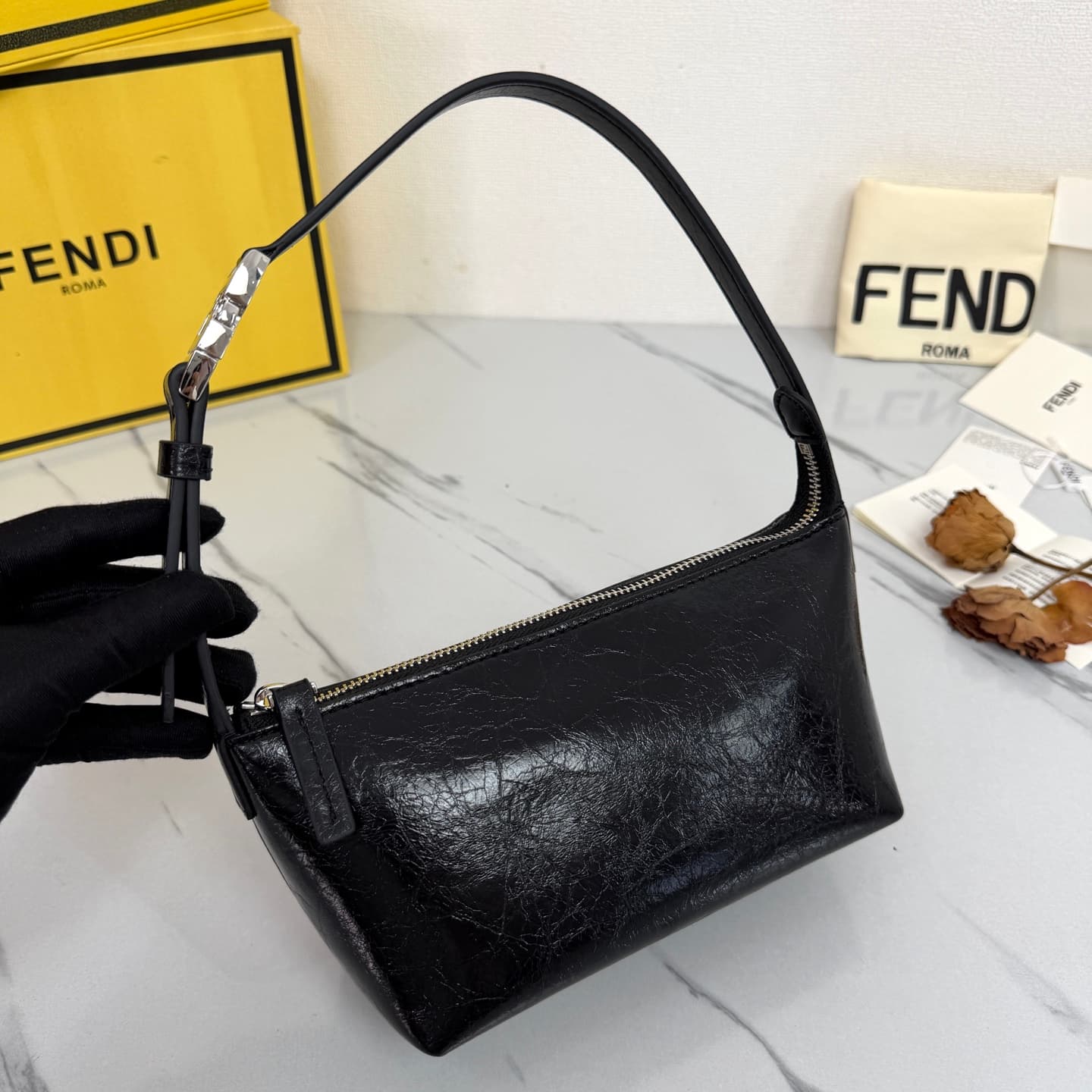 C2836 FENDI vintage/retro mini underarm bag, crafted from selected oil-waxed wrinkled cowhide and classic FF print fabric, offering a delicate and durable texture. — image 3