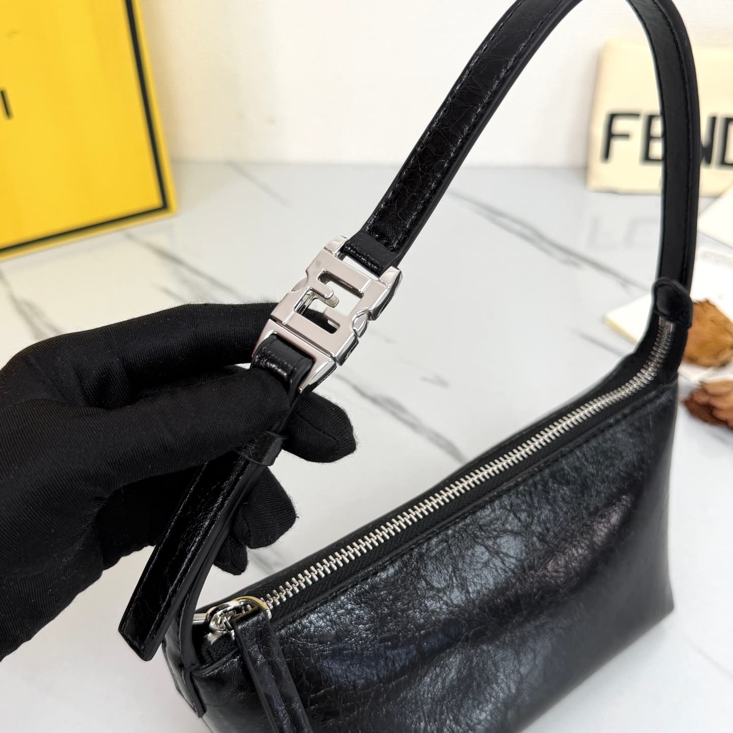 C2836 FENDI vintage/retro mini underarm bag, crafted from selected oil-waxed wrinkled cowhide and classic FF print fabric, offering a delicate and durable texture. — image 4