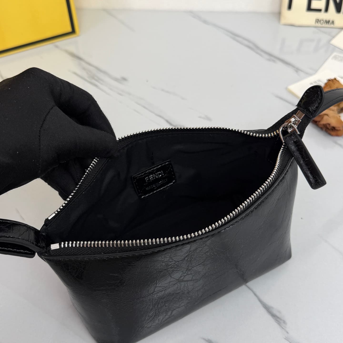 C2836 FENDI vintage/retro mini underarm bag, crafted from selected oil-waxed wrinkled cowhide and classic FF print fabric, offering a delicate and durable texture. — image 8