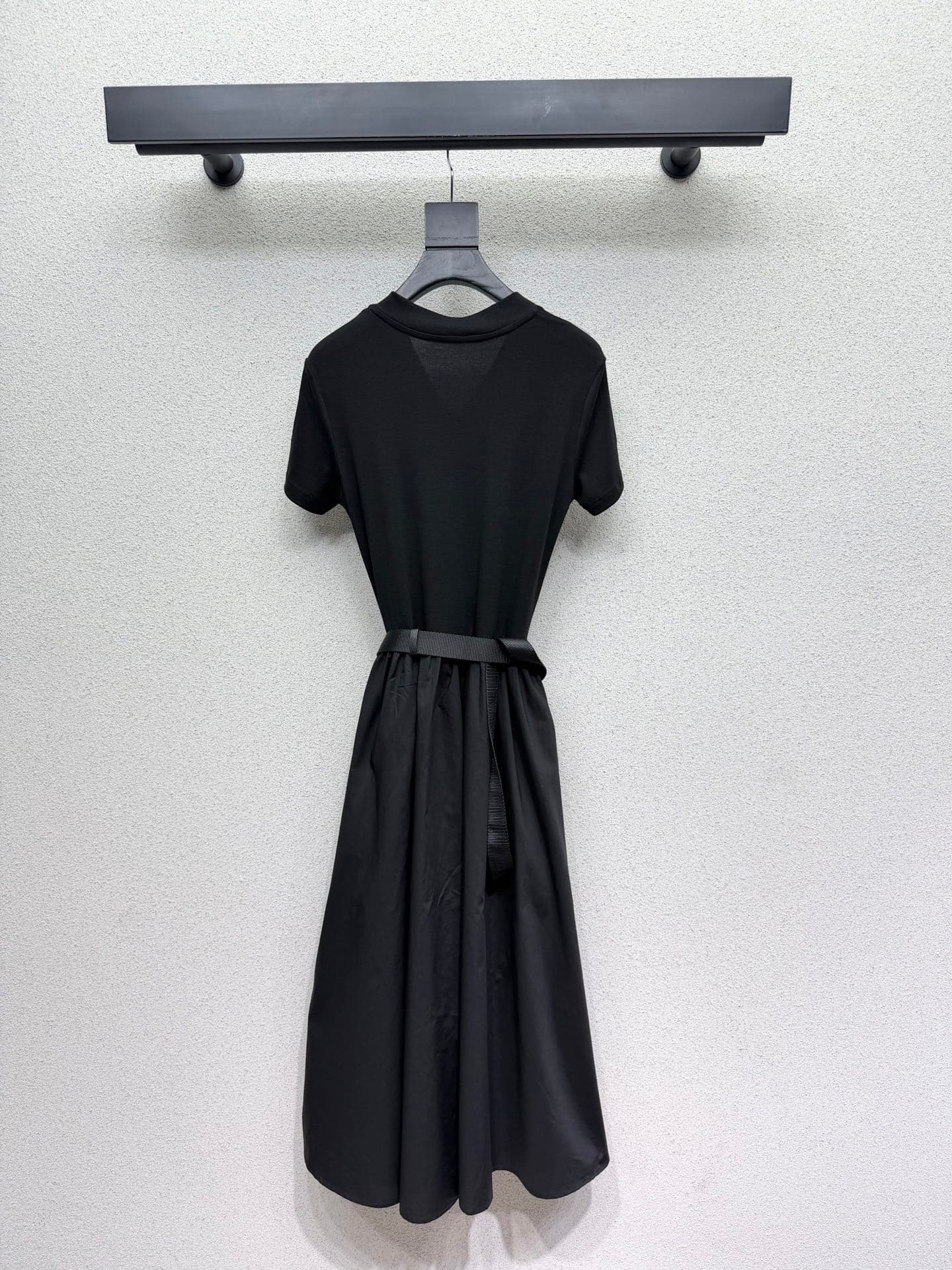 C18561 🆕🆕P family triangle-marked short-sleeve dress with a waist bag! Low-key luxury, three-dimensional cut, streamlined lines – elegant and refined, yet also gentle and intelligent in style. Imported special material, will be stunning once received. The — image 4