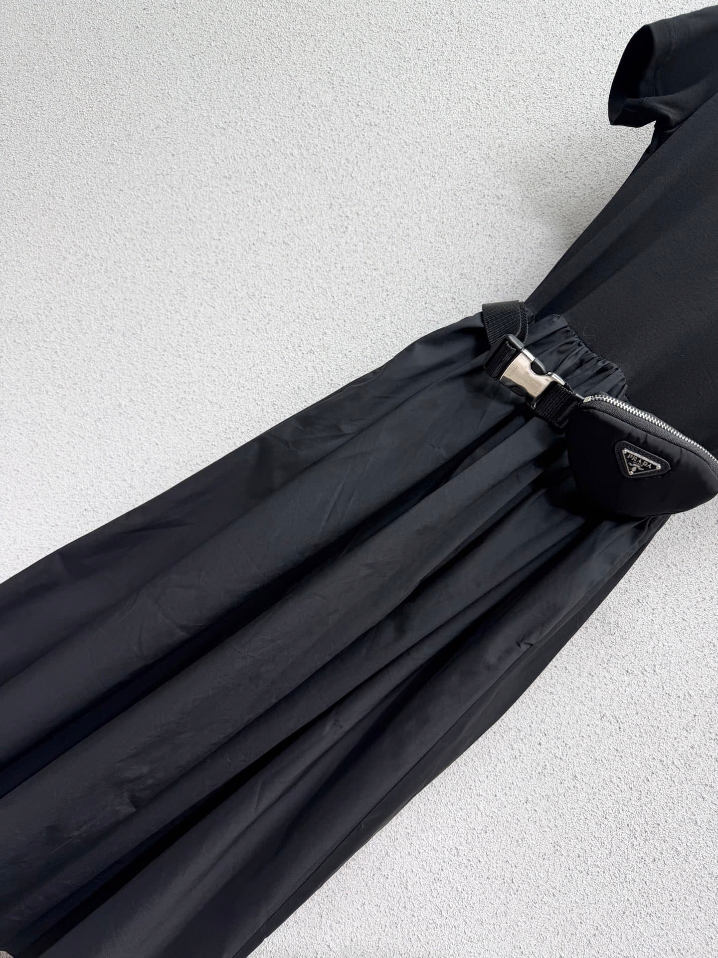 C18561 🆕🆕P family triangle-marked short-sleeve dress with a waist bag! Low-key luxury, three-dimensional cut, streamlined lines – elegant and refined, yet also gentle and intelligent in style. Imported special material, will be stunning once received. The — image 3