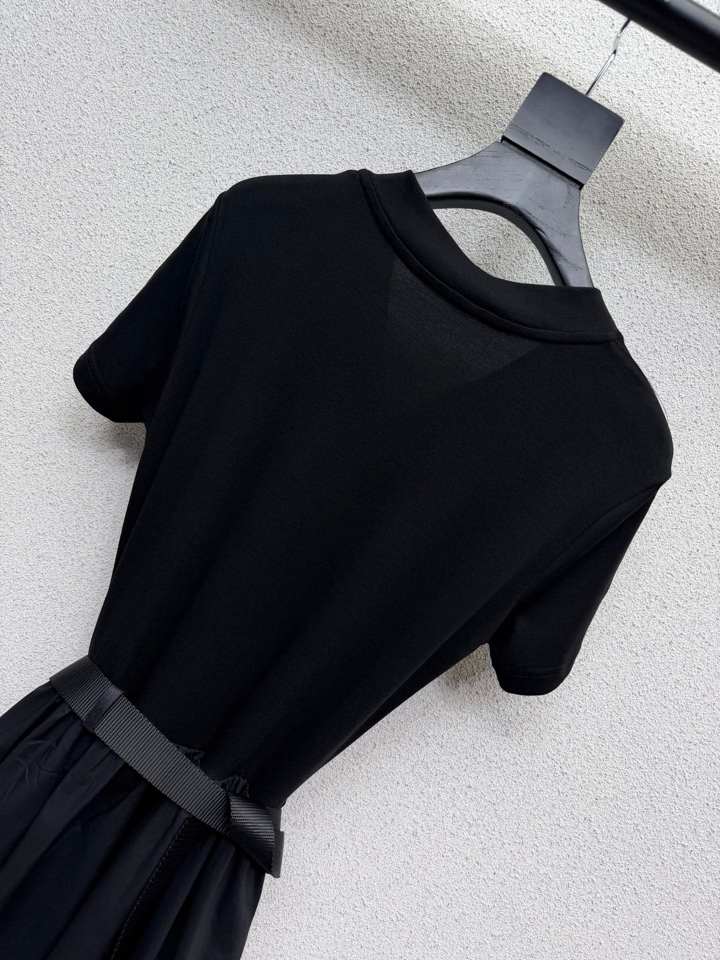 C18561 🆕🆕P family triangle-marked short-sleeve dress with a waist bag! Low-key luxury, three-dimensional cut, streamlined lines – elegant and refined, yet also gentle and intelligent in style. Imported special material, will be stunning once received. The — image 5