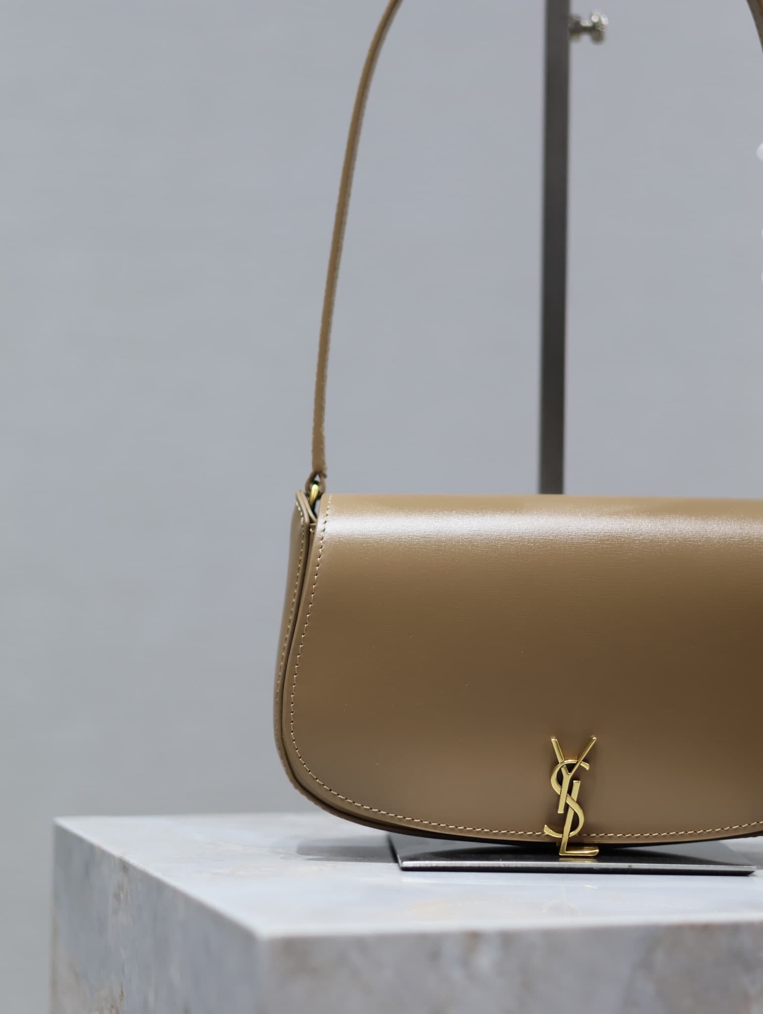 C8589 /Green lacquered leather· — image 2