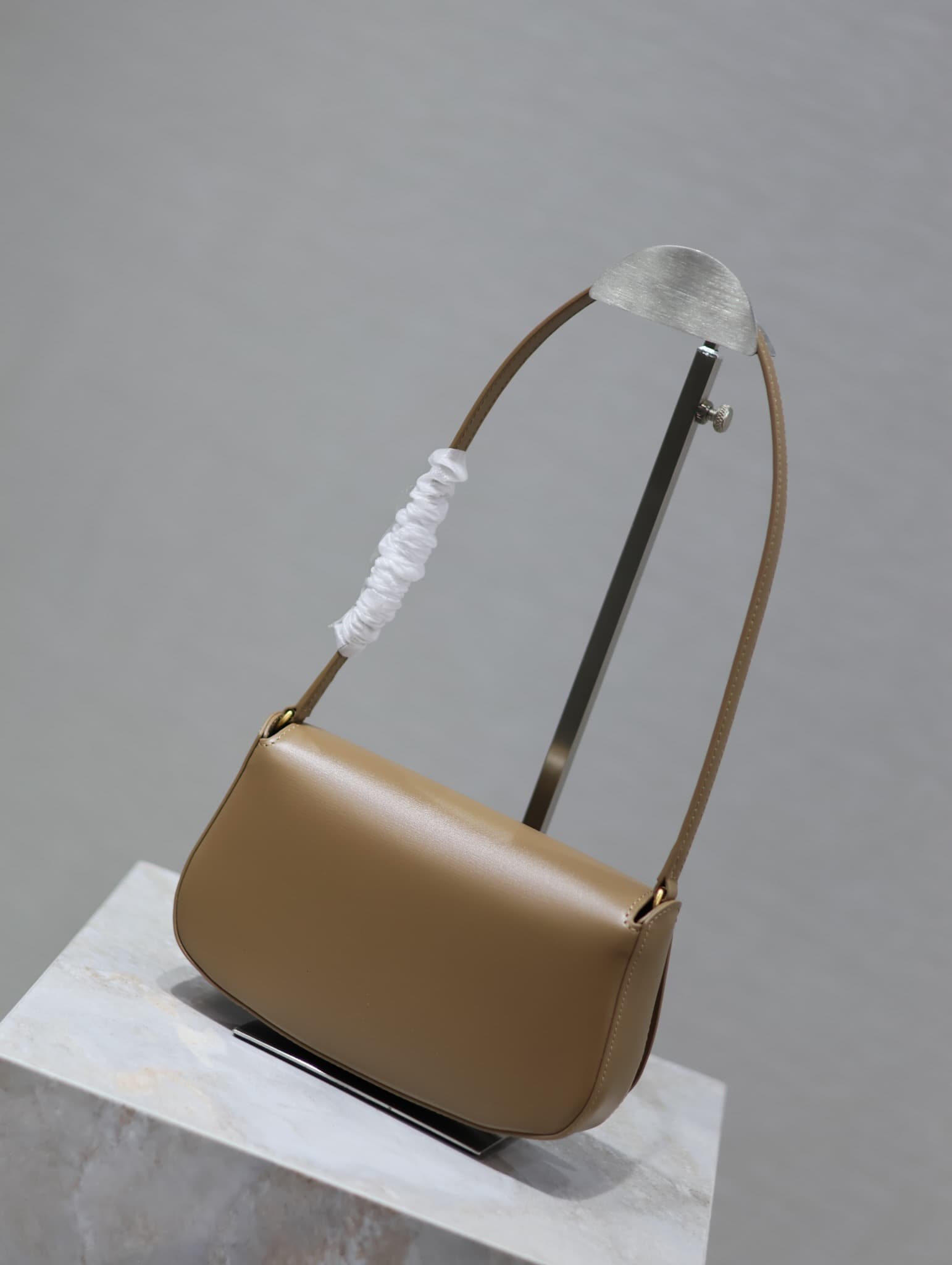 C8589 /Green lacquered leather· — image 4