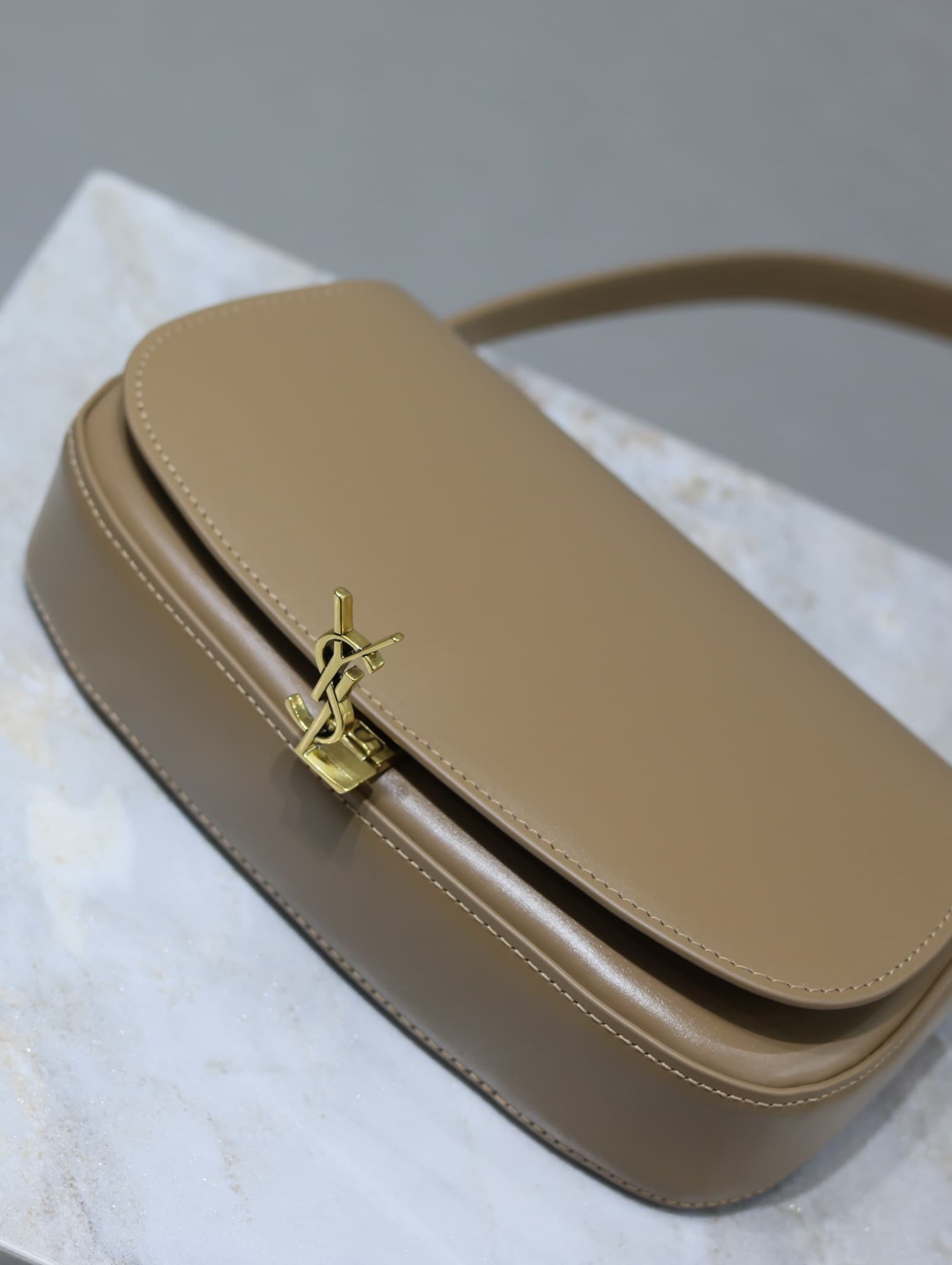 C8589 /Green lacquered leather· — image 7