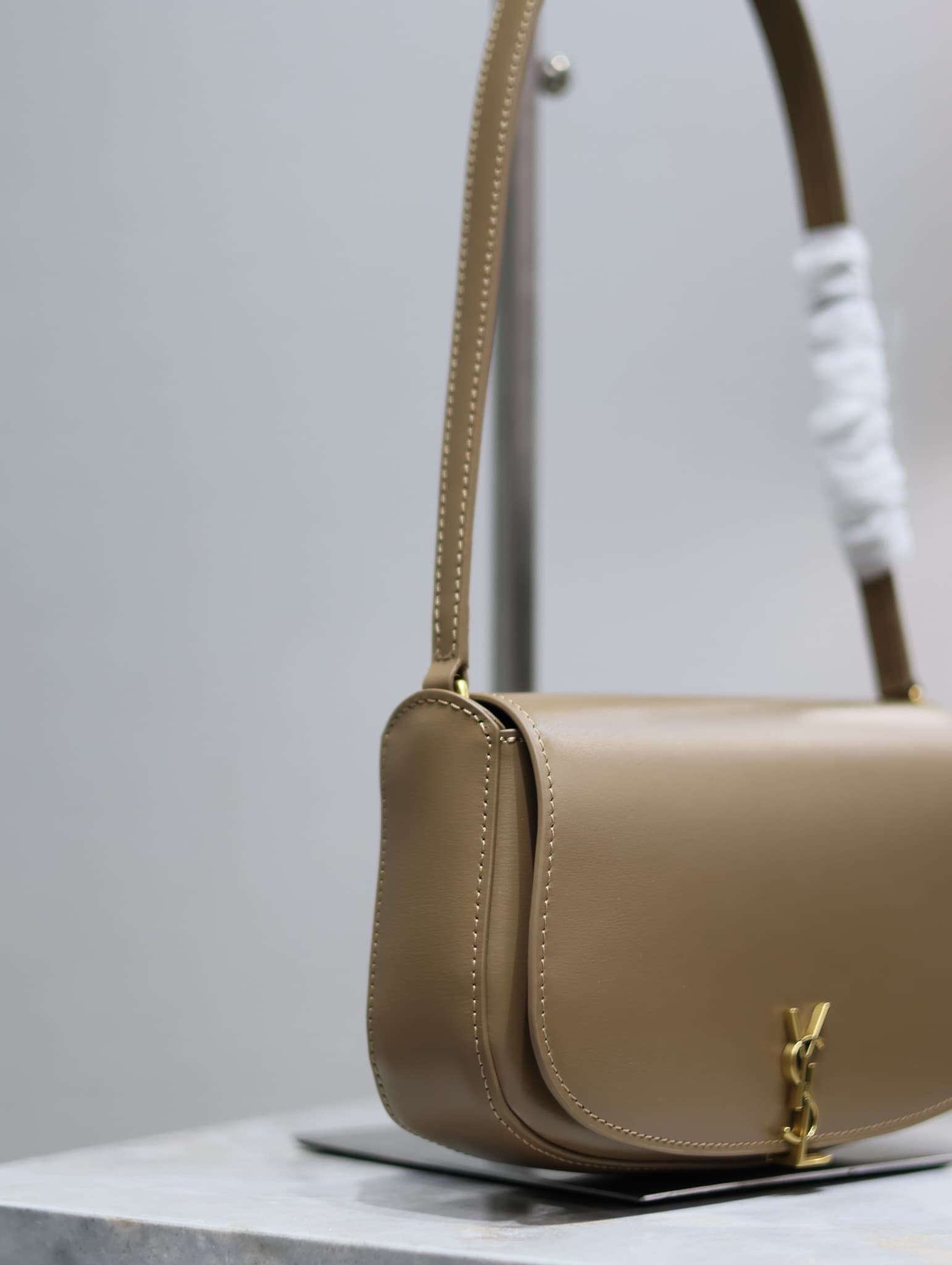 C8589 /Green lacquered leather· — image 3