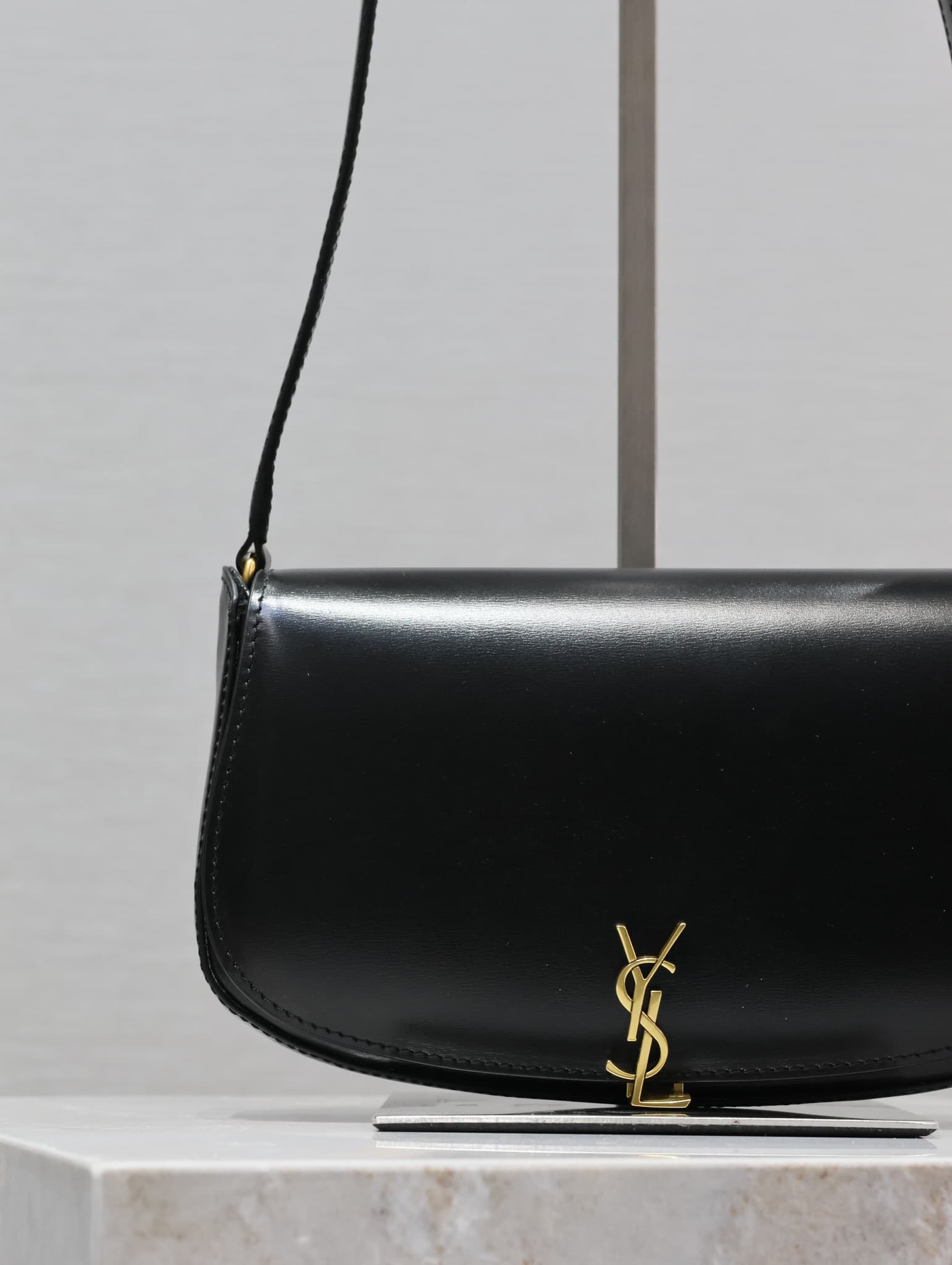 C8586 /Green lacquered leather· — image 3