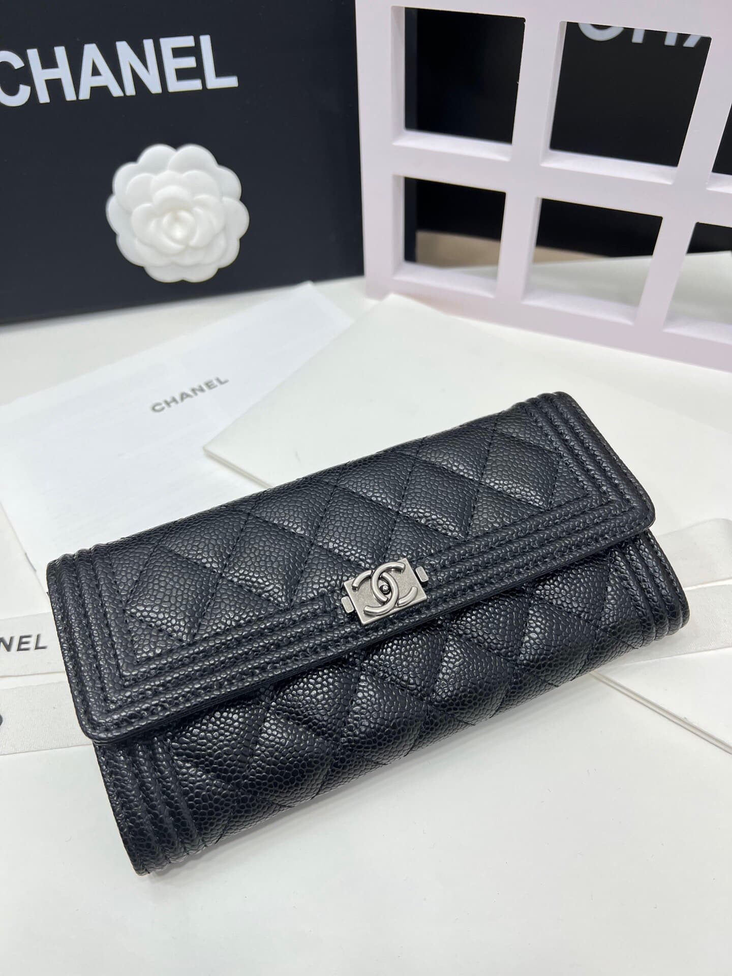 C369 Upgraded version 💋 leboy collection: small granular ball-textured cowhide or sheepskin leather with gold/silver buttons. Chanel 🆕 new colors. A zipper-based long wallet.[得意][得意] High-quality original items: exquisite locking mechanisms and fine stitc